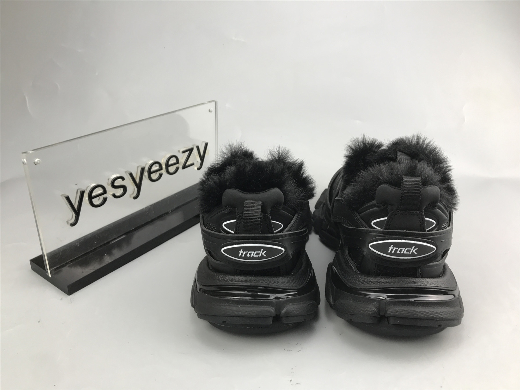 UA TRACK FUR SNEAKER ALL BLACK