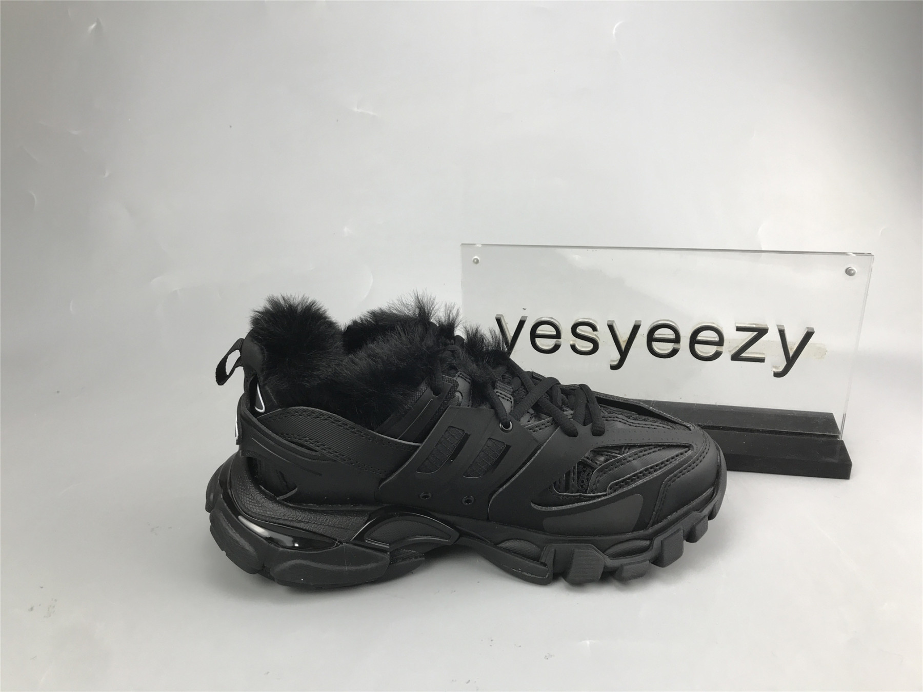 UA TRACK FUR SNEAKER ALL BLACK