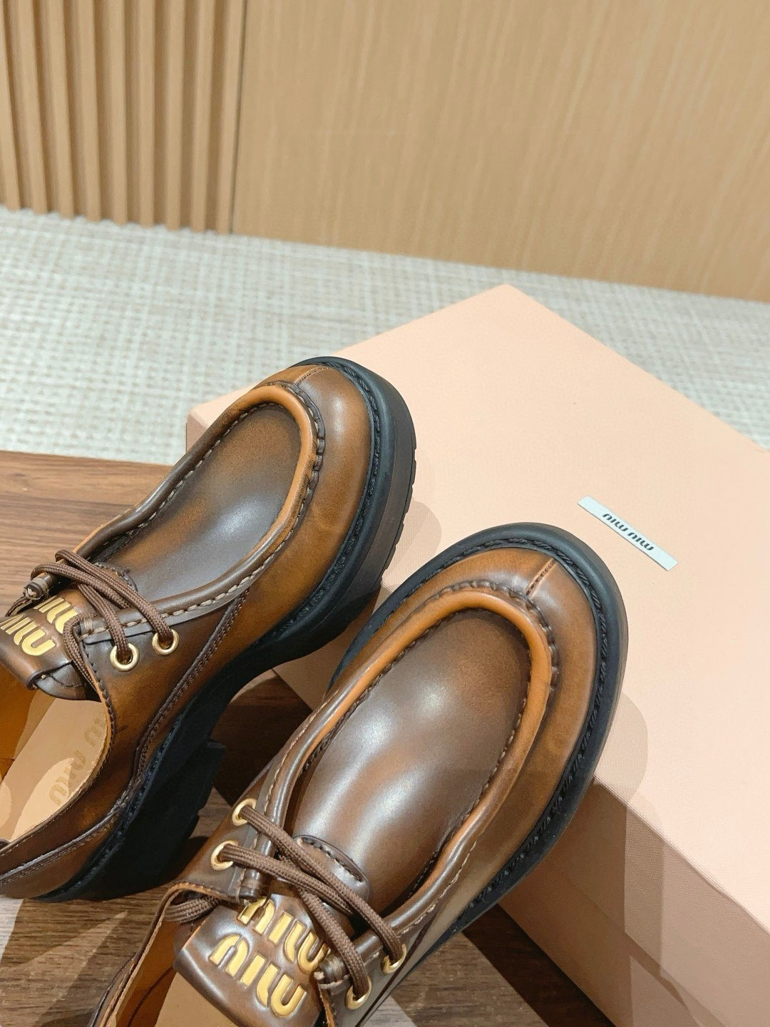 ua M1v M1v laced fumé leather loafers