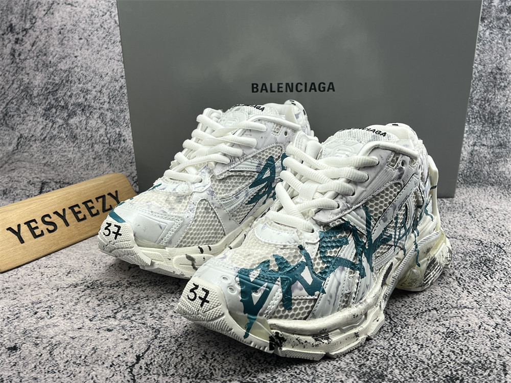ua Ba1en*iaga runner graffiti white blue