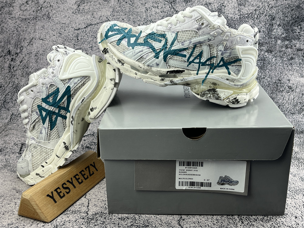 ua Ba1en*iaga runner graffiti white blue