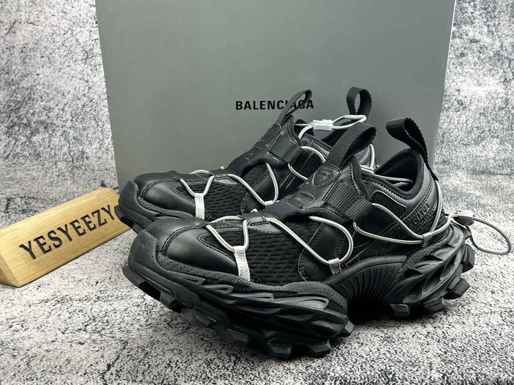 ua Ba1en*iaga sneakers
