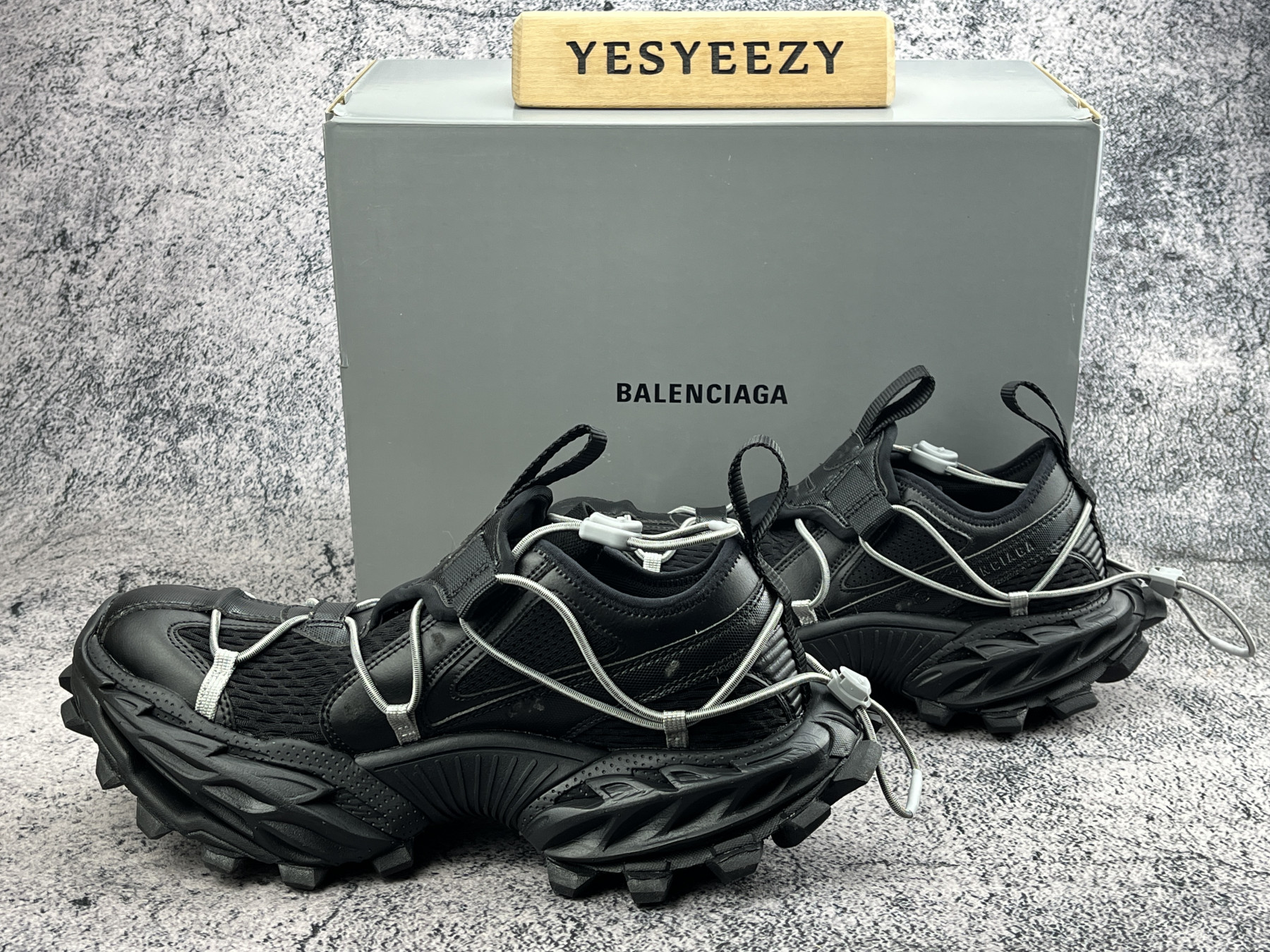 ua Ba1en*iaga sneakers