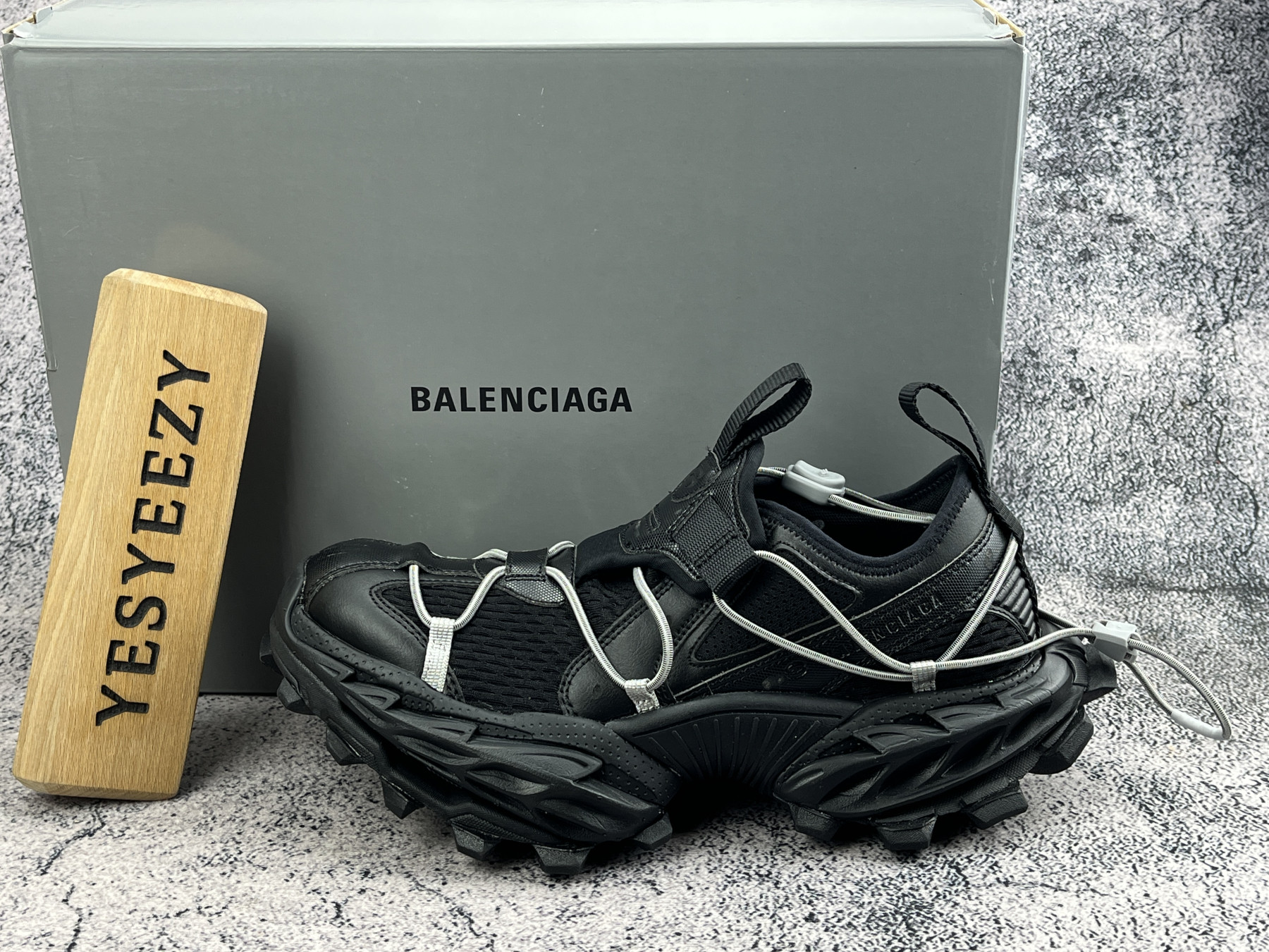 ua Ba1en*iaga sneakers