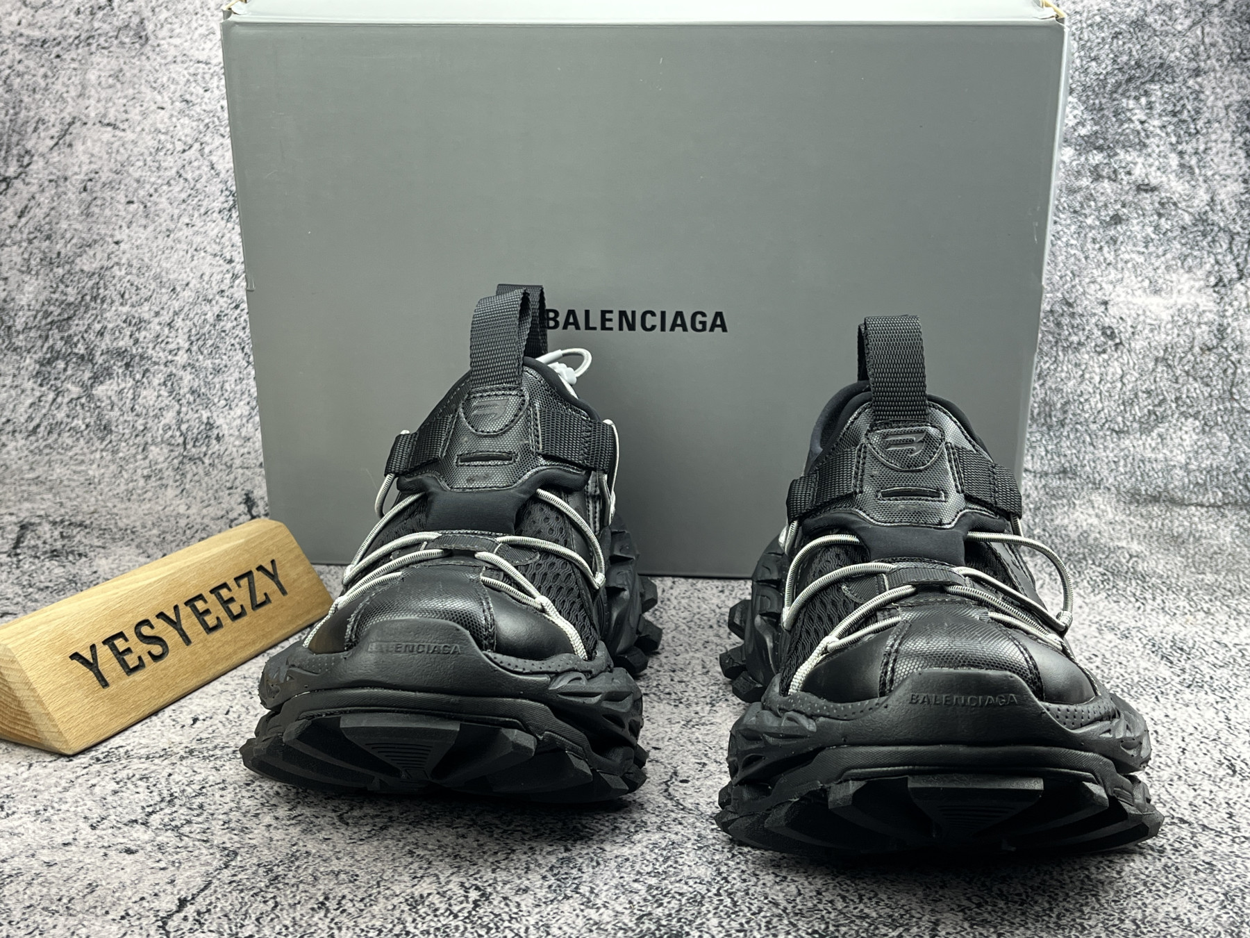 ua Ba1en*iaga sneakers