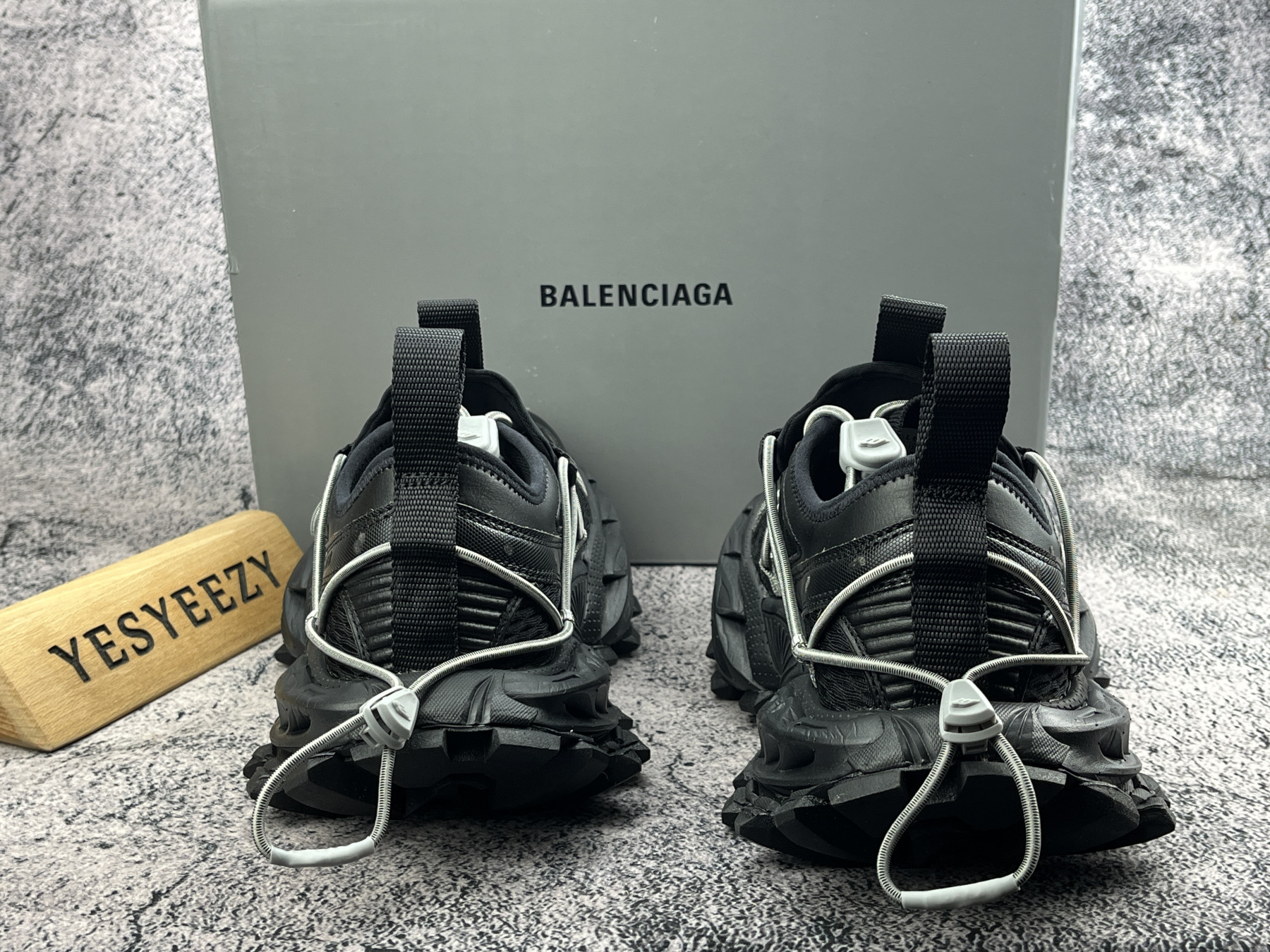 ua Ba1en*iaga sneakers