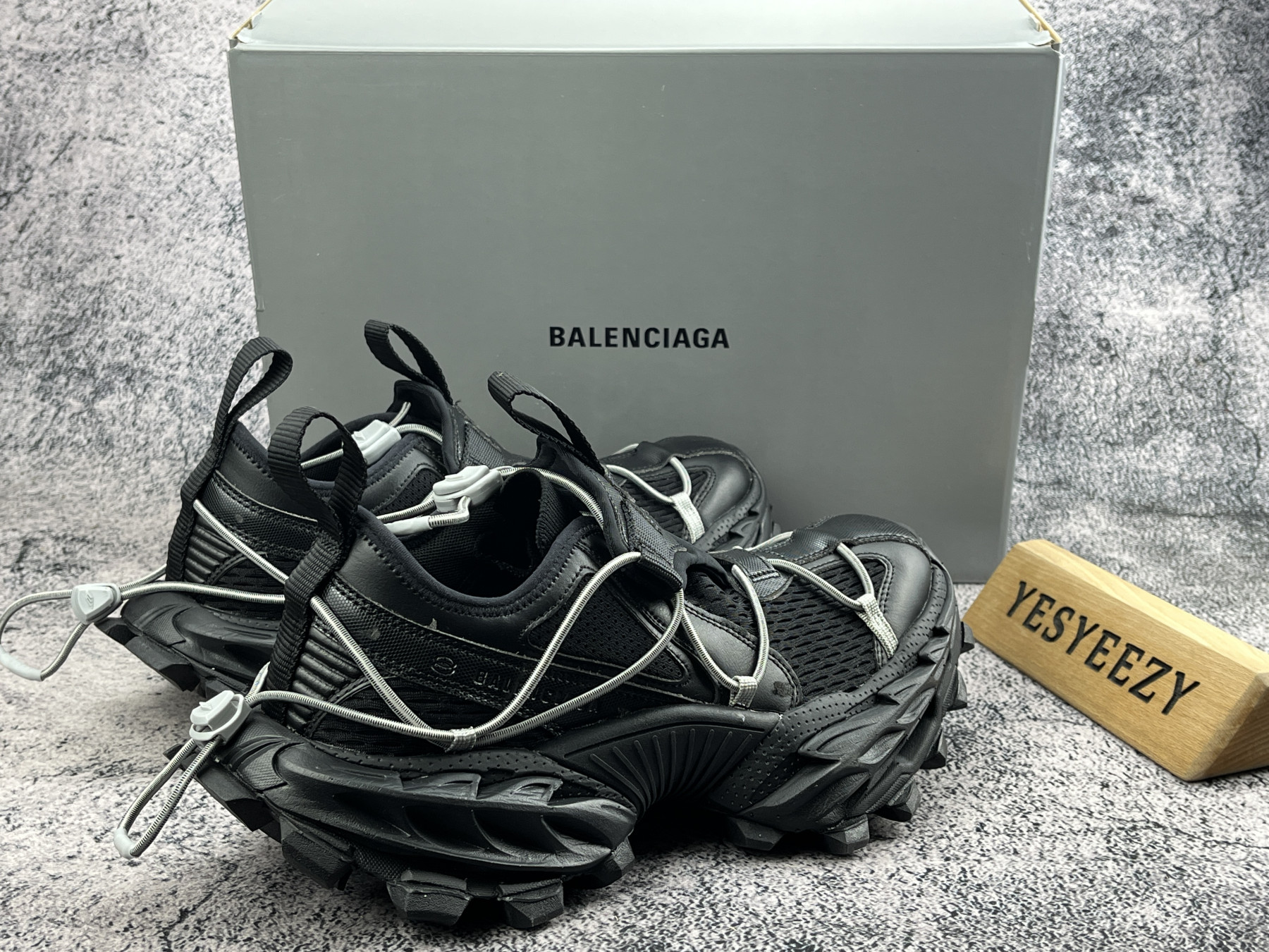 ua Ba1en*iaga sneakers