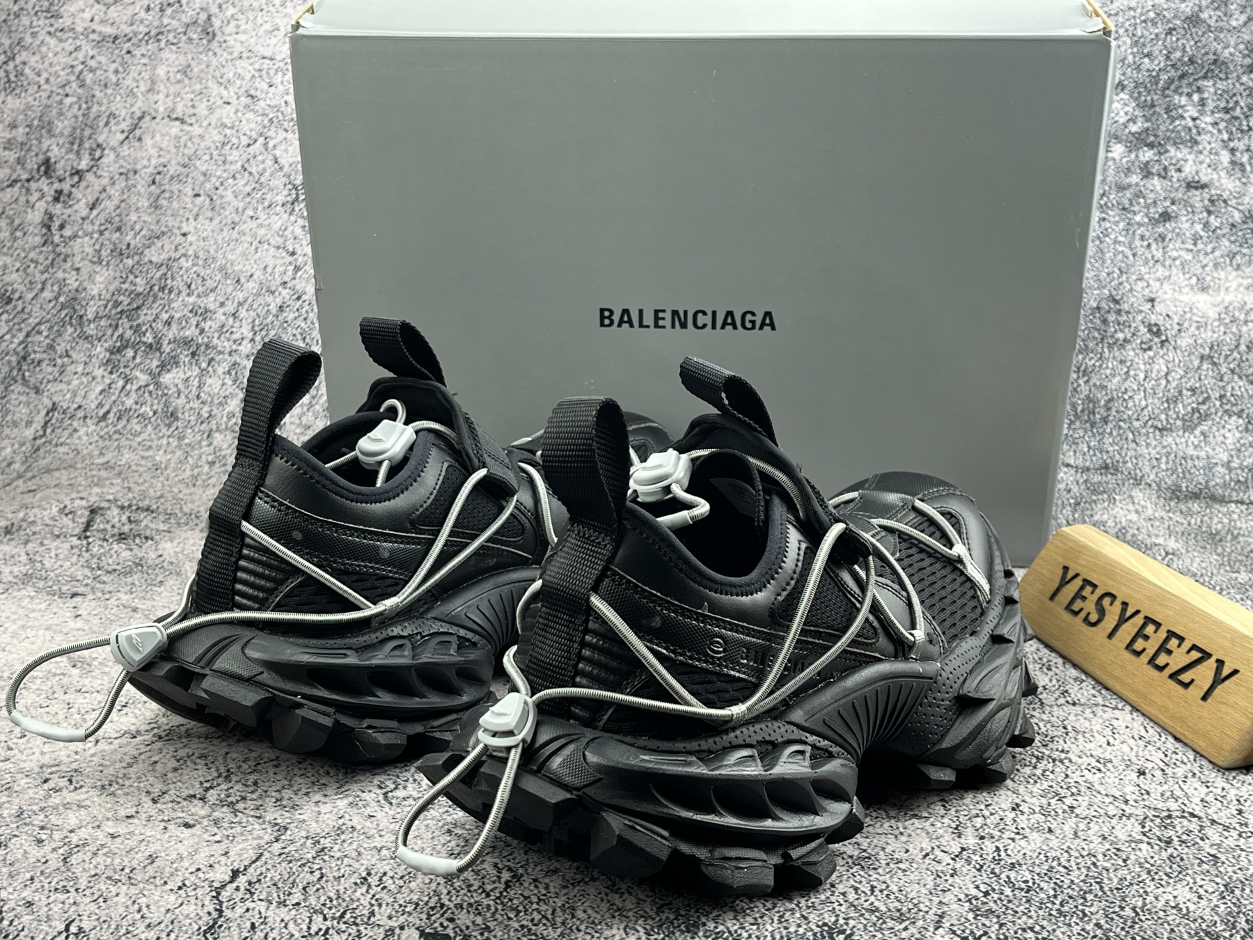 ua Ba1en*iaga sneakers