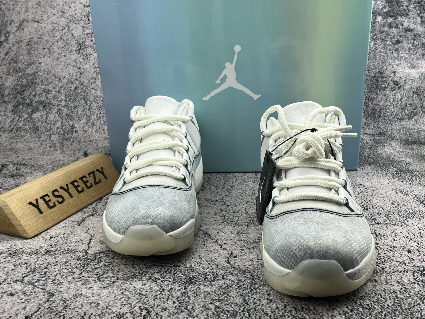 UA AIR JORDAN 11 RETRO LOW