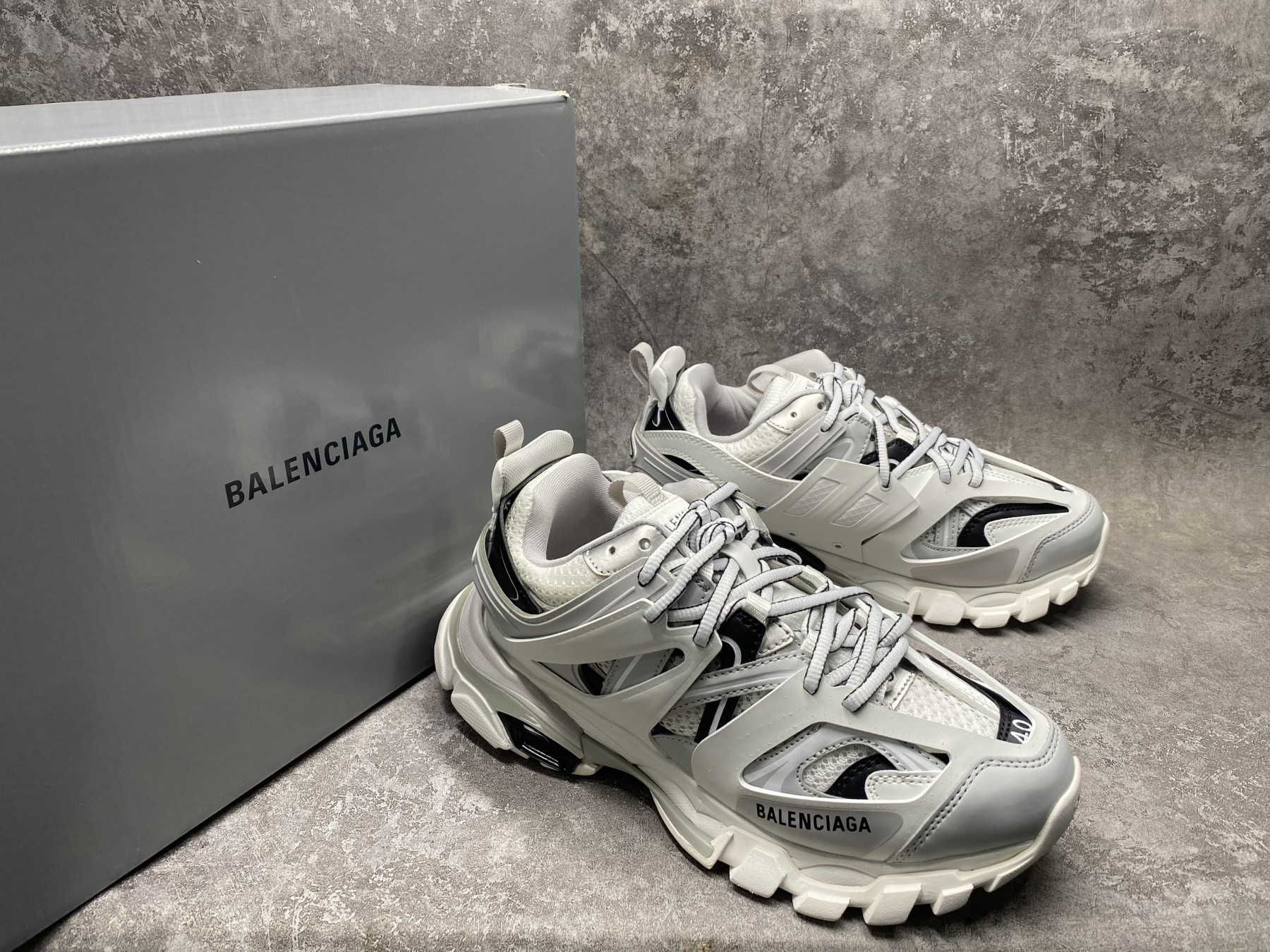 ua Ba1en*iaga track sneaker