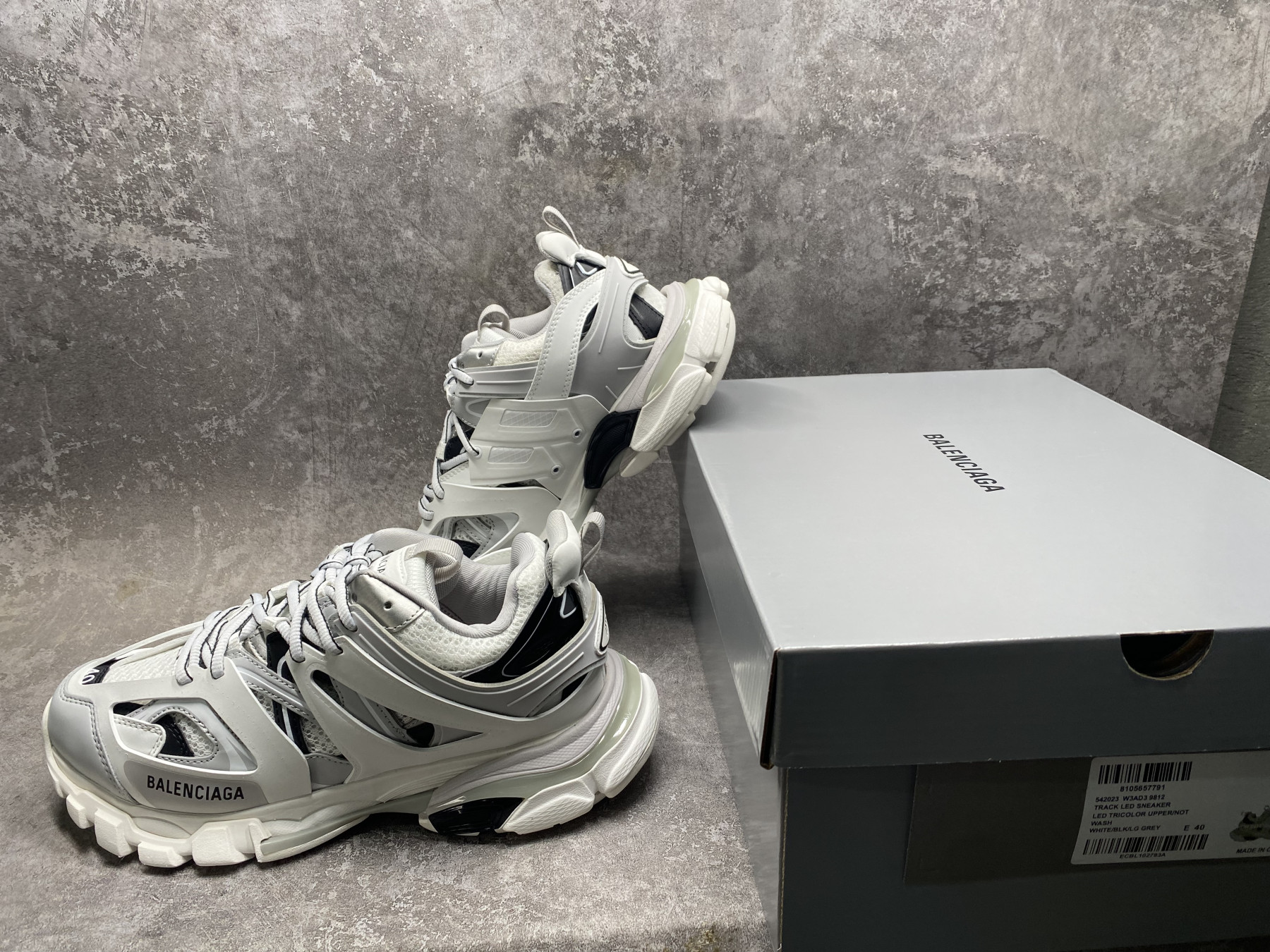 ua Ba1en*iaga track sneaker