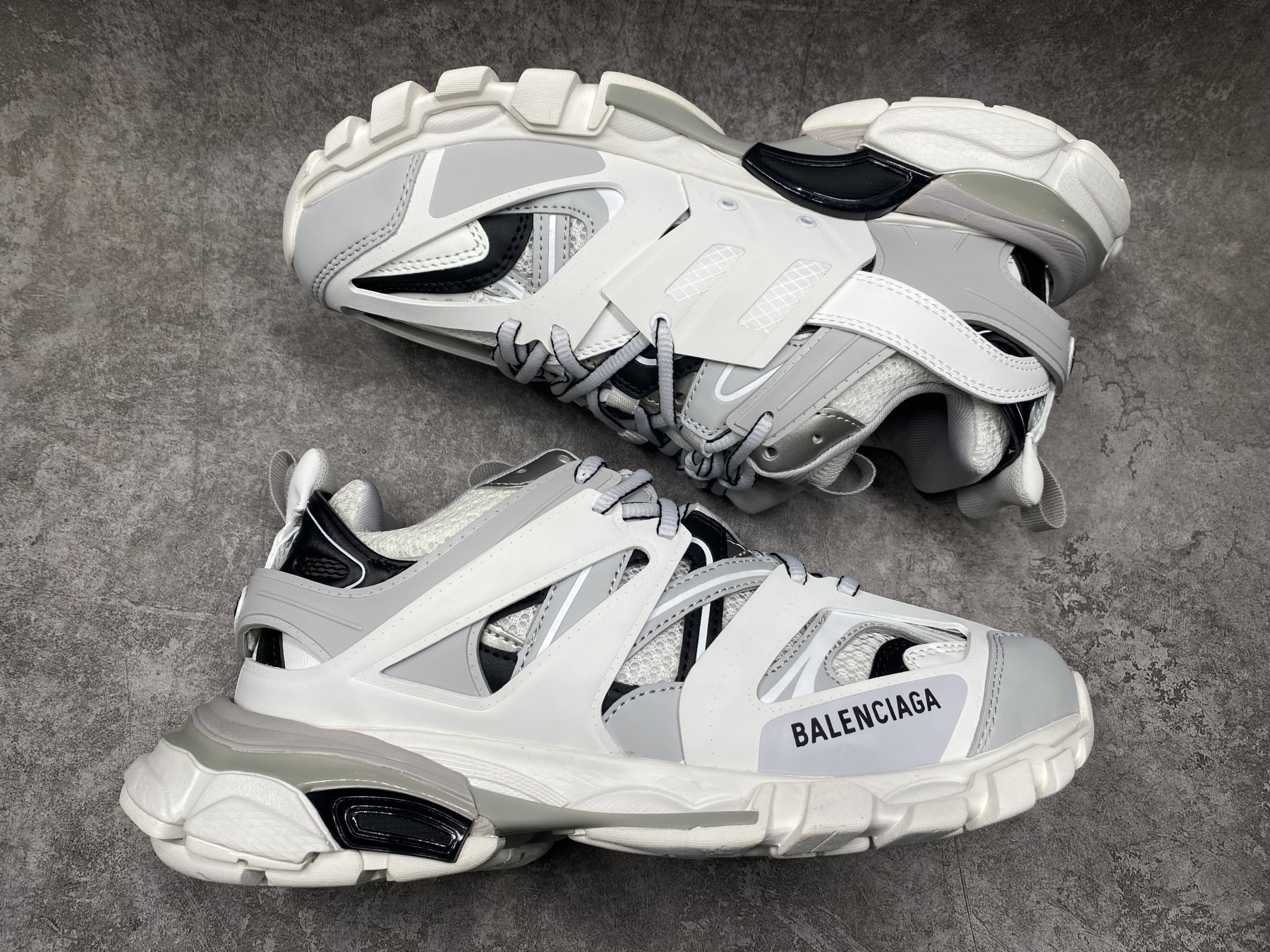 ua Ba1en*iaga track sneaker
