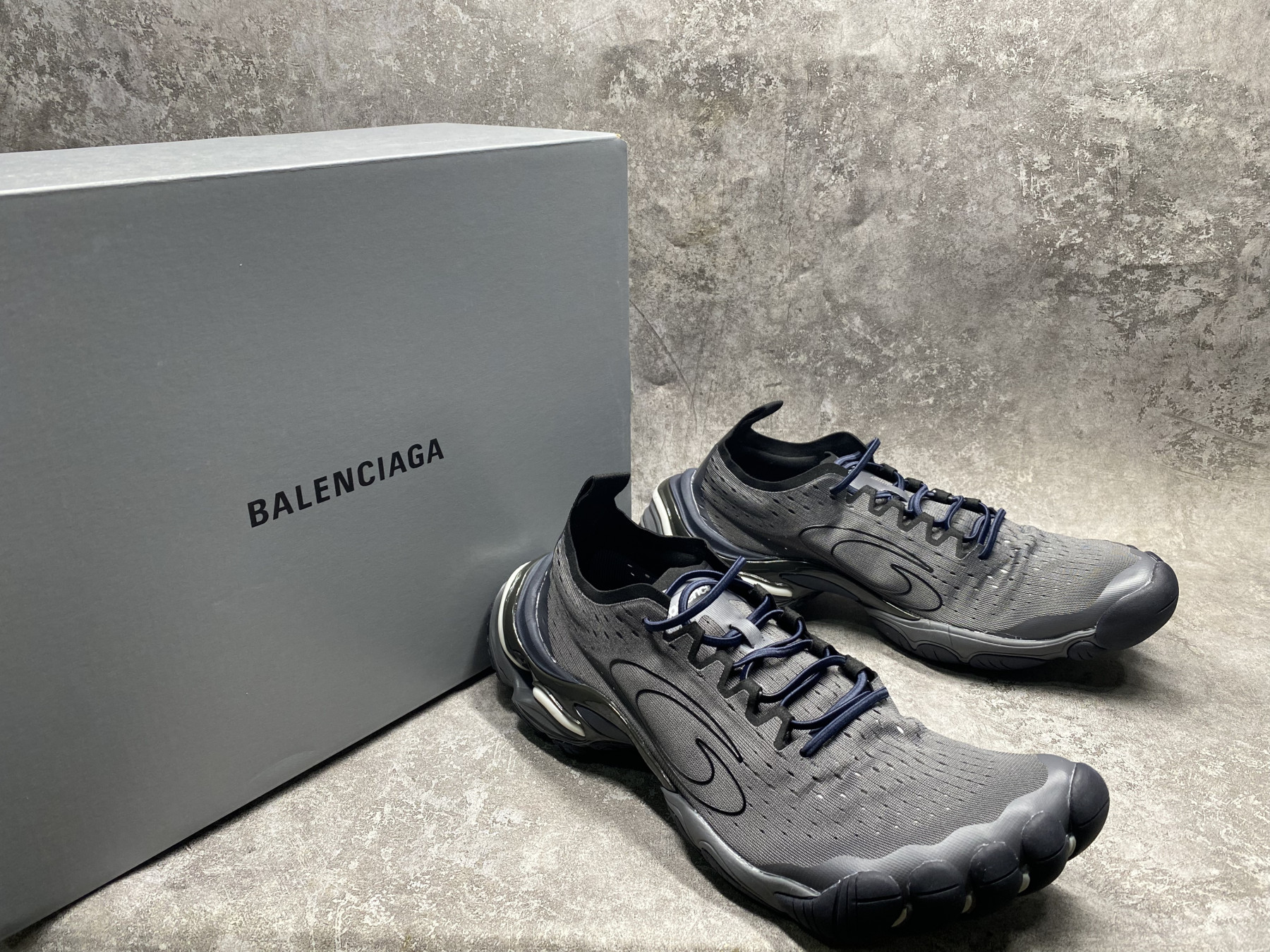 ua ba1en*iaga anaT0mic runner sneakers