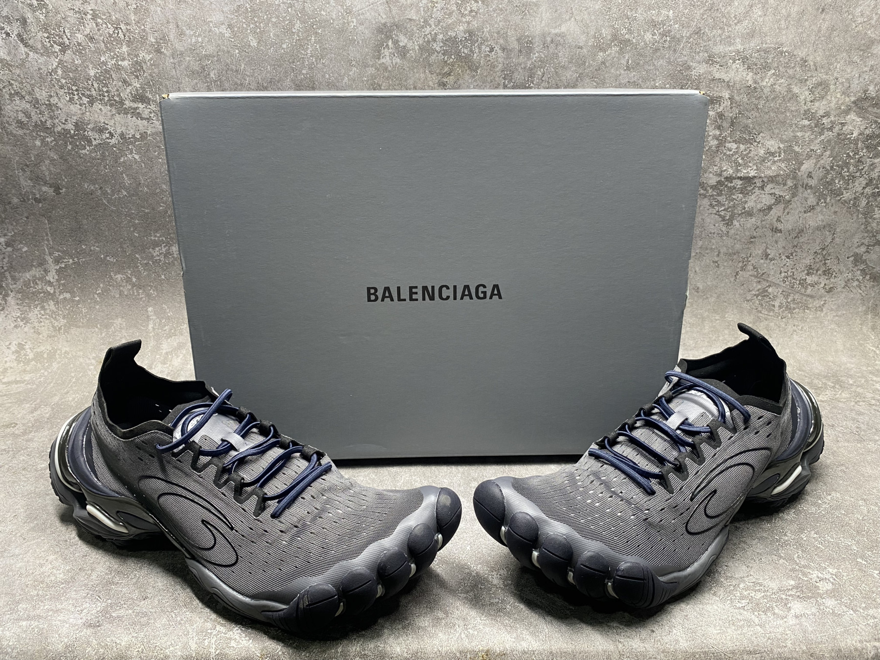 ua ba1en*iaga anaT0mic runner sneakers