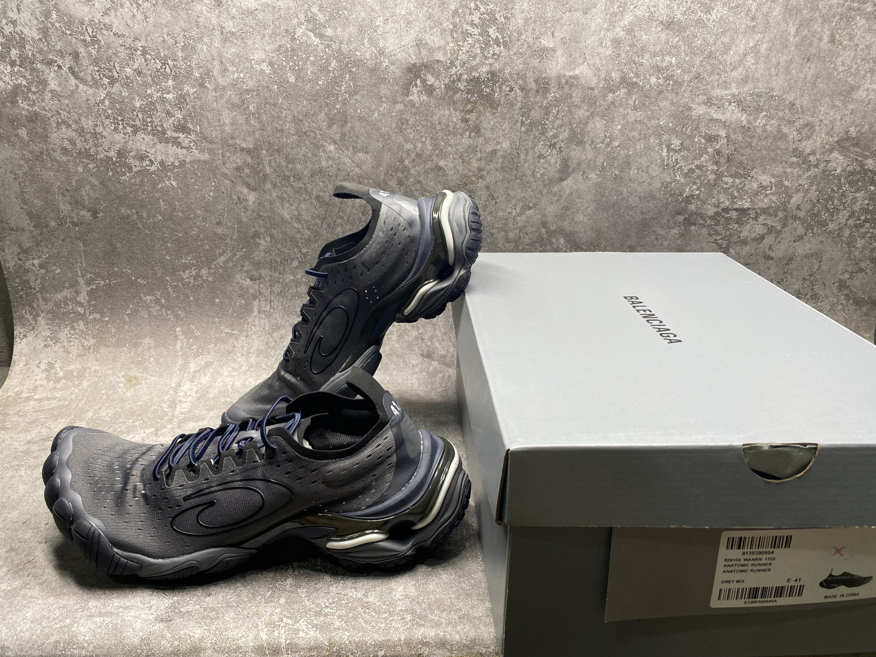 ua ba1en*iaga anaT0mic runner sneakers
