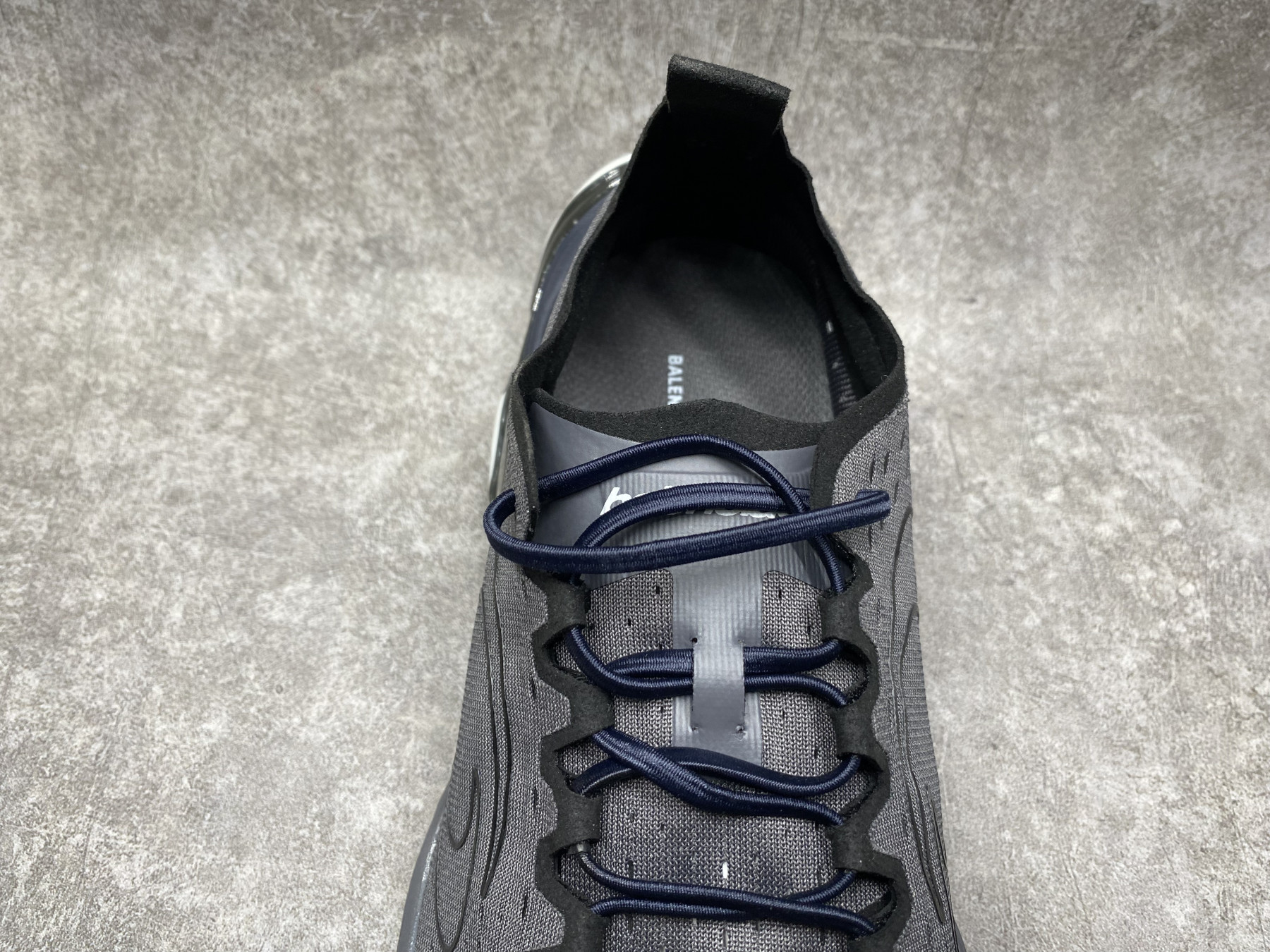 ua ba1en*iaga anaT0mic runner sneakers