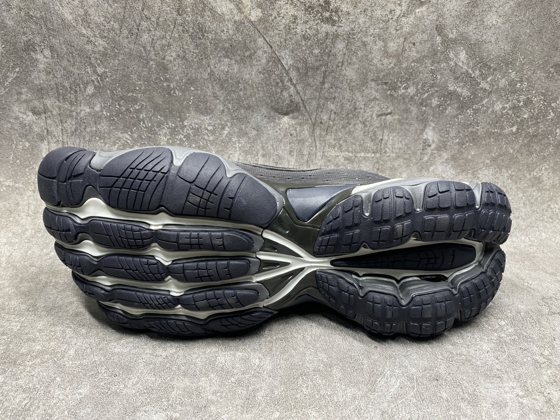 ua ba1en*iaga anaT0mic runner sneakers