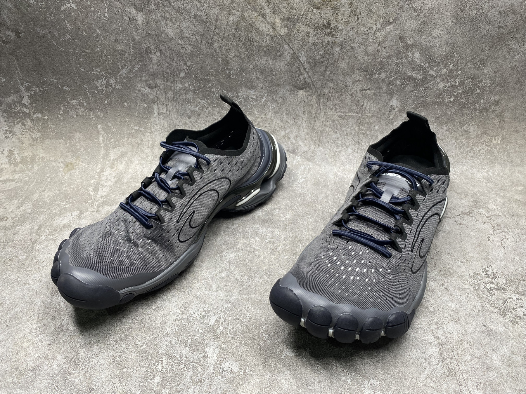 ua ba1en*iaga anaT0mic runner sneakers
