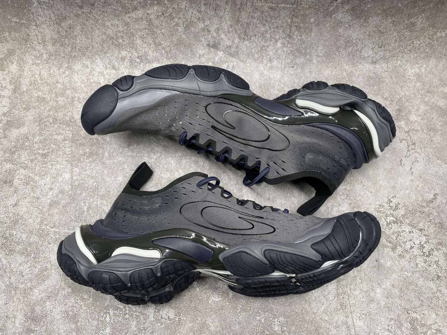 ua ba1en*iaga anaT0mic runner sneakers