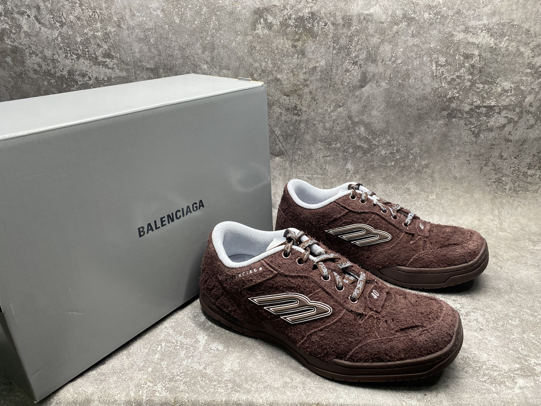 ua Ba1en*iaga hamptons worn-out sneaker (run one size large)