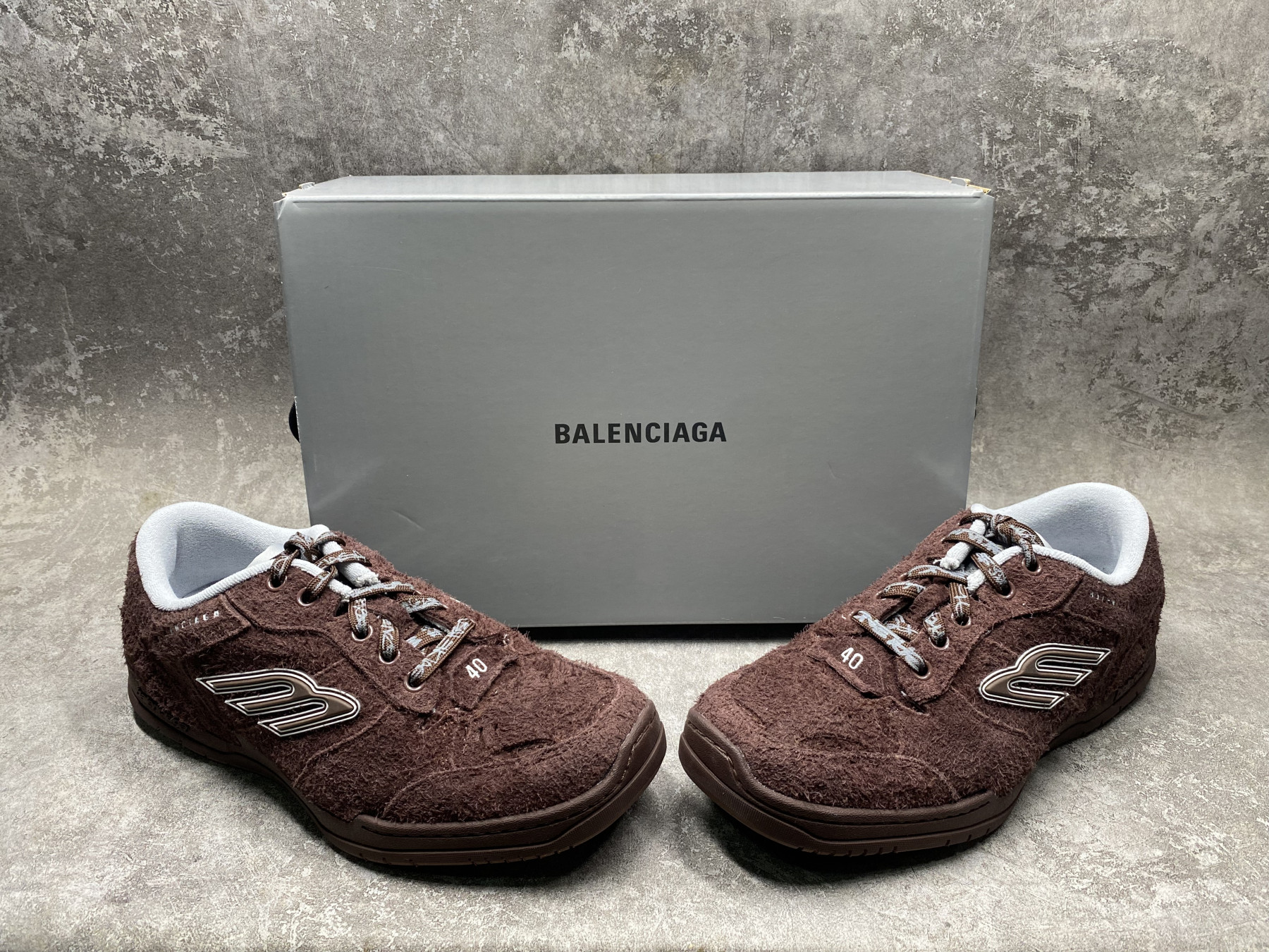ua Ba1en*iaga hamptons worn-out sneaker (run one size large)