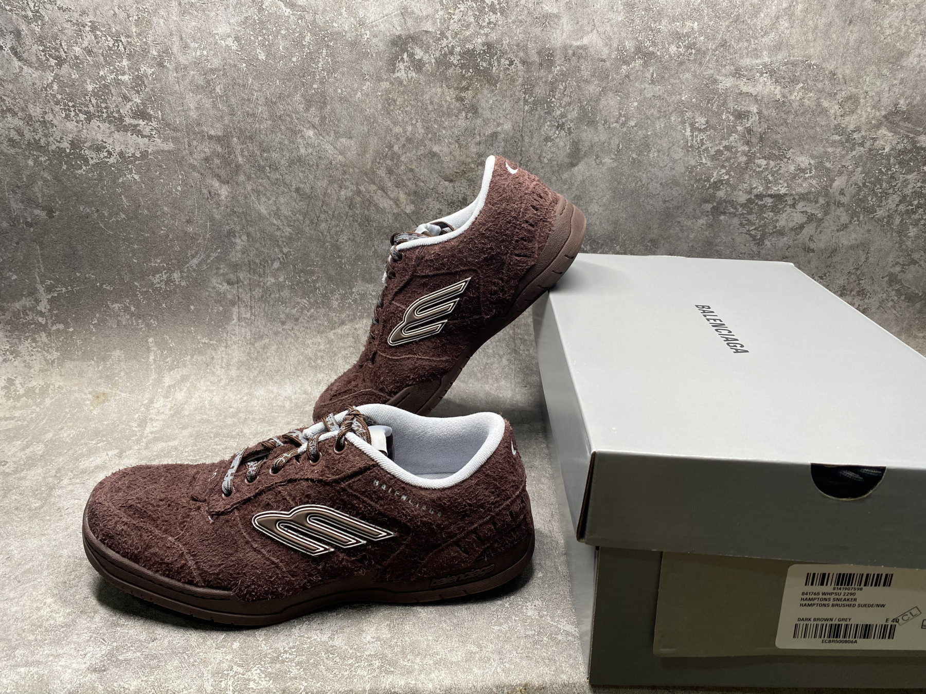 ua Ba1en*iaga hamptons worn-out sneaker (run one size large)