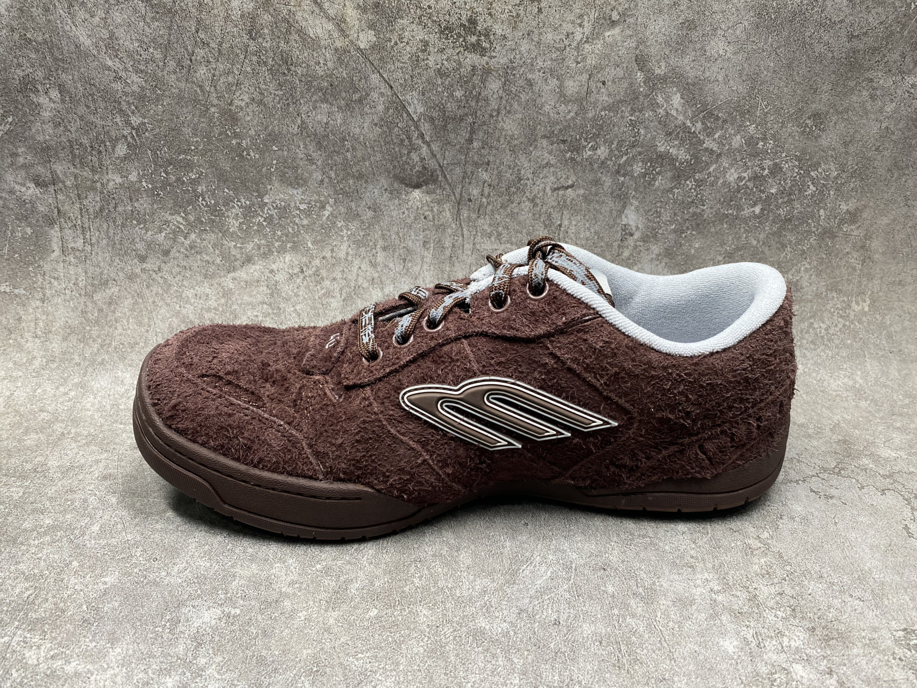 ua Ba1en*iaga hamptons worn-out sneaker (run one size large)