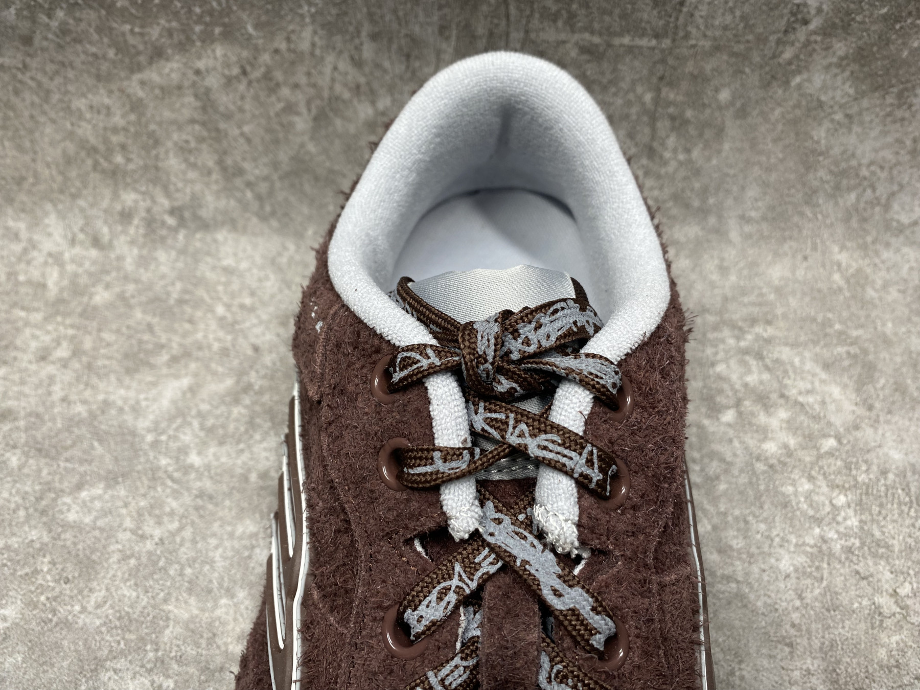ua Ba1en*iaga hamptons worn-out sneaker (run one size large)