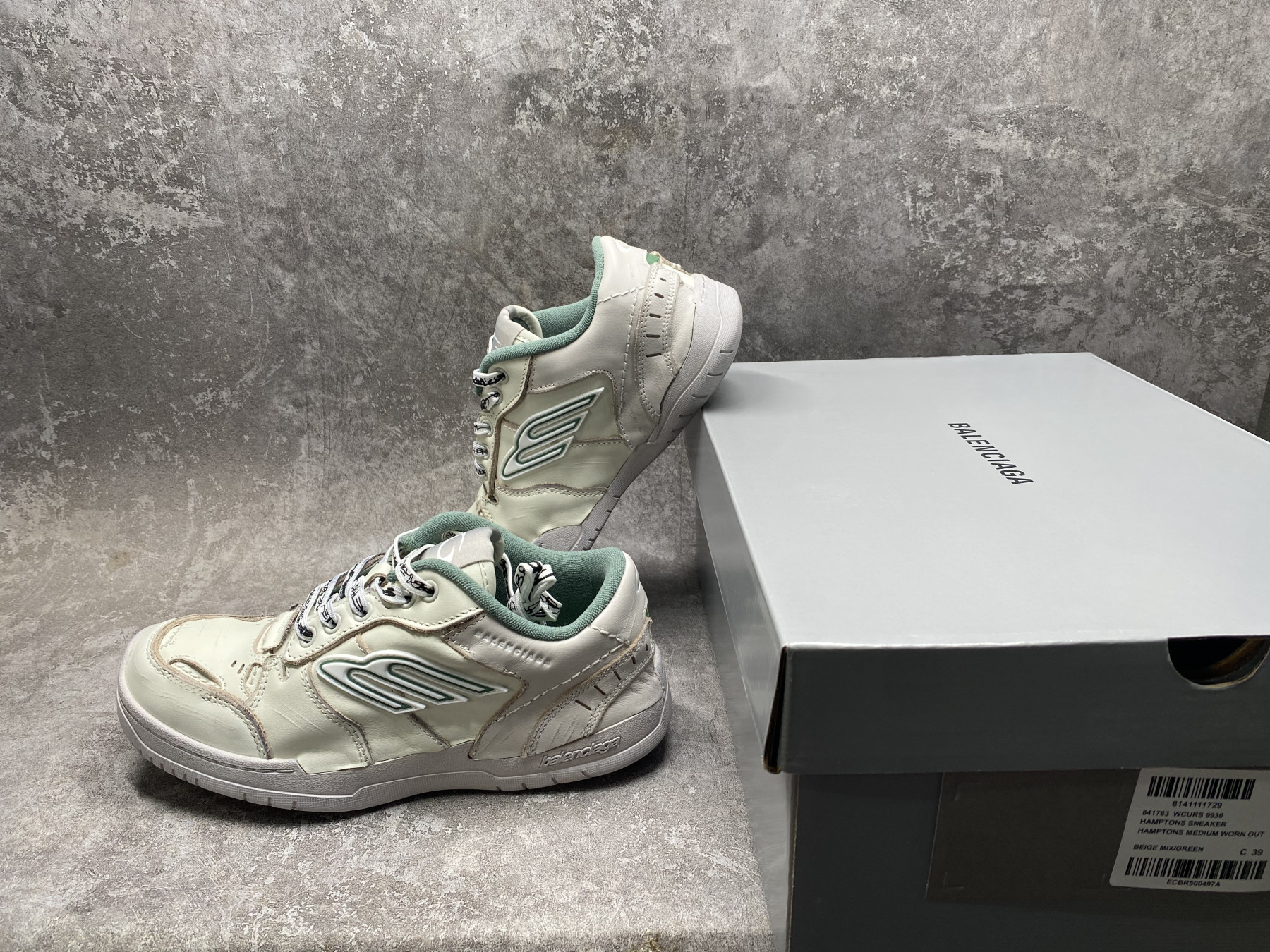 ua Ba1en*iaga hamptons worn-out sneaker (run one size large)