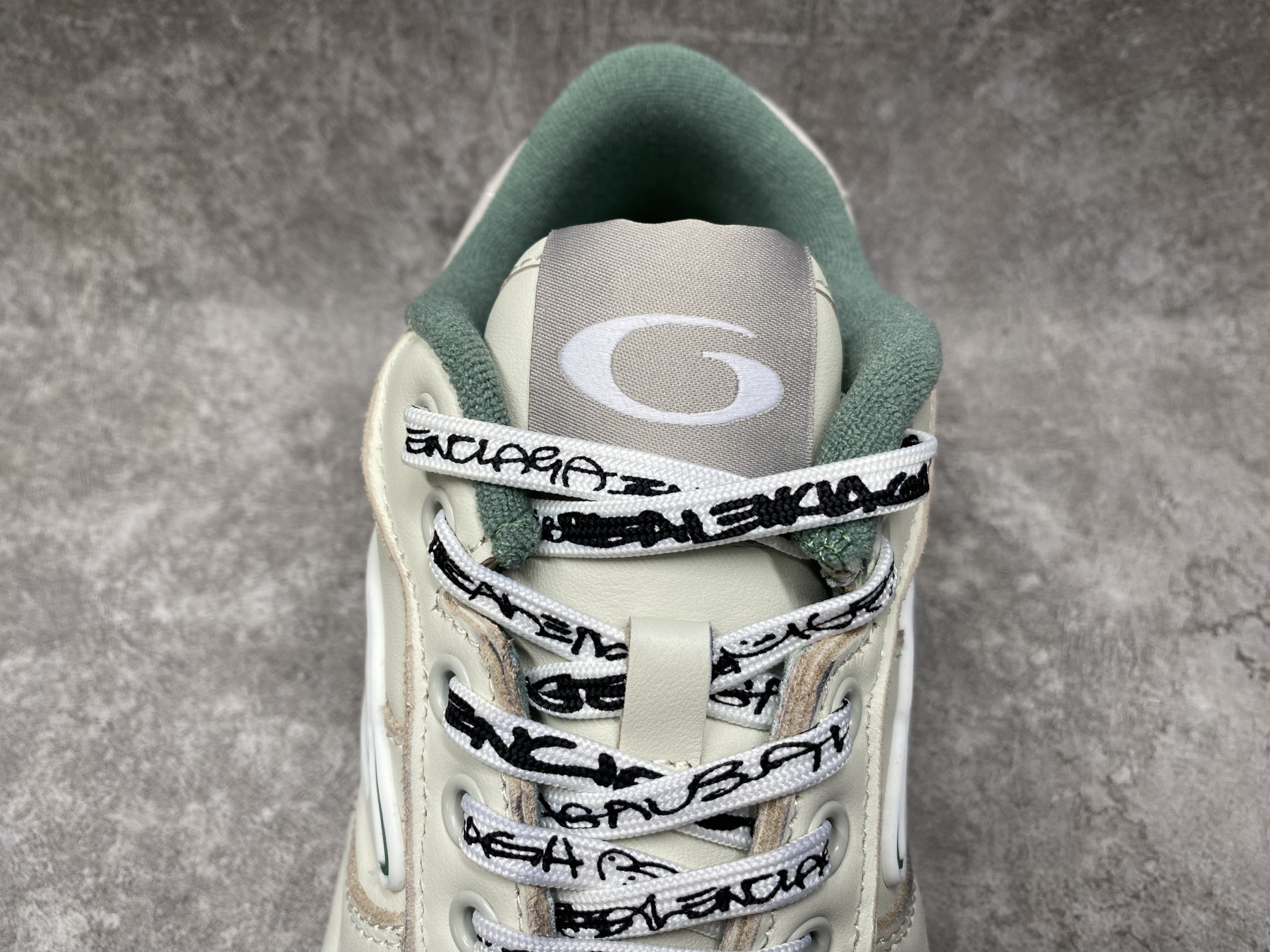 ua Ba1en*iaga hamptons worn-out sneaker (run one size large)