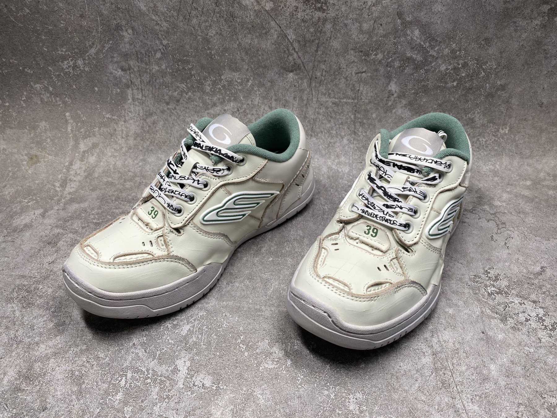 ua Ba1en*iaga hamptons worn-out sneaker (run one size large)