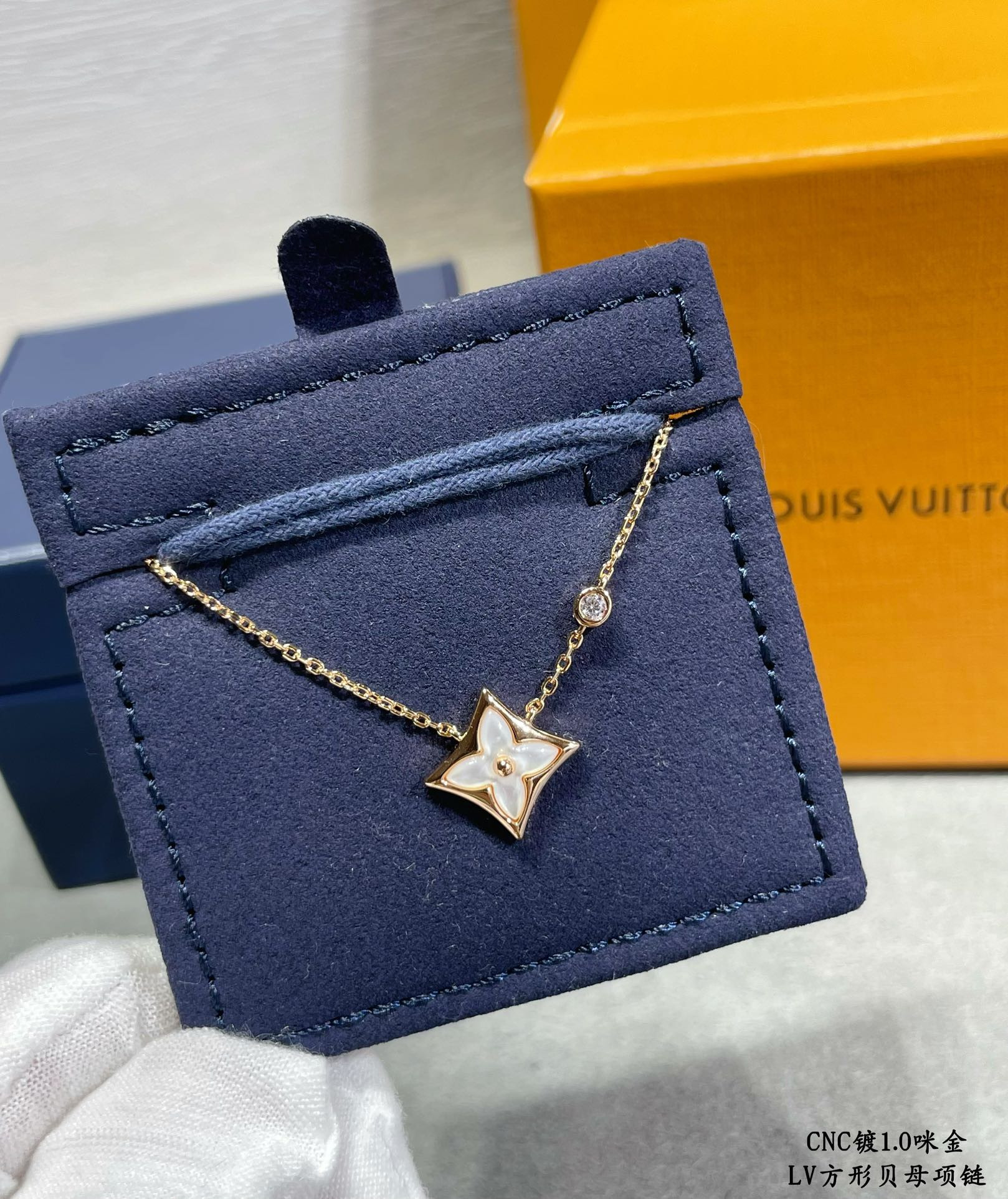 L0vis Vvtt0n Square Mother-of-Pearl Necklace