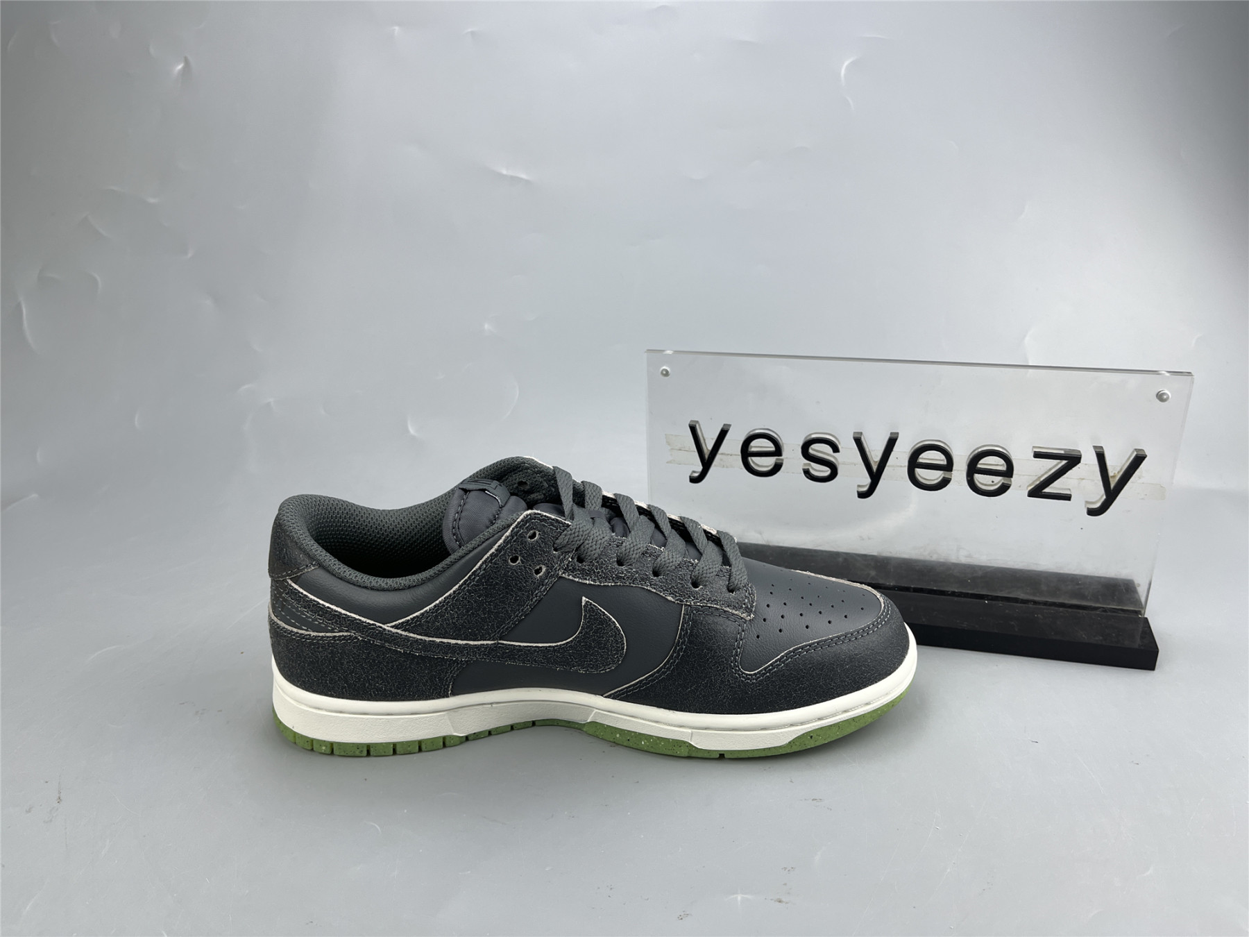 UA NIKE DUNK LOW SE 