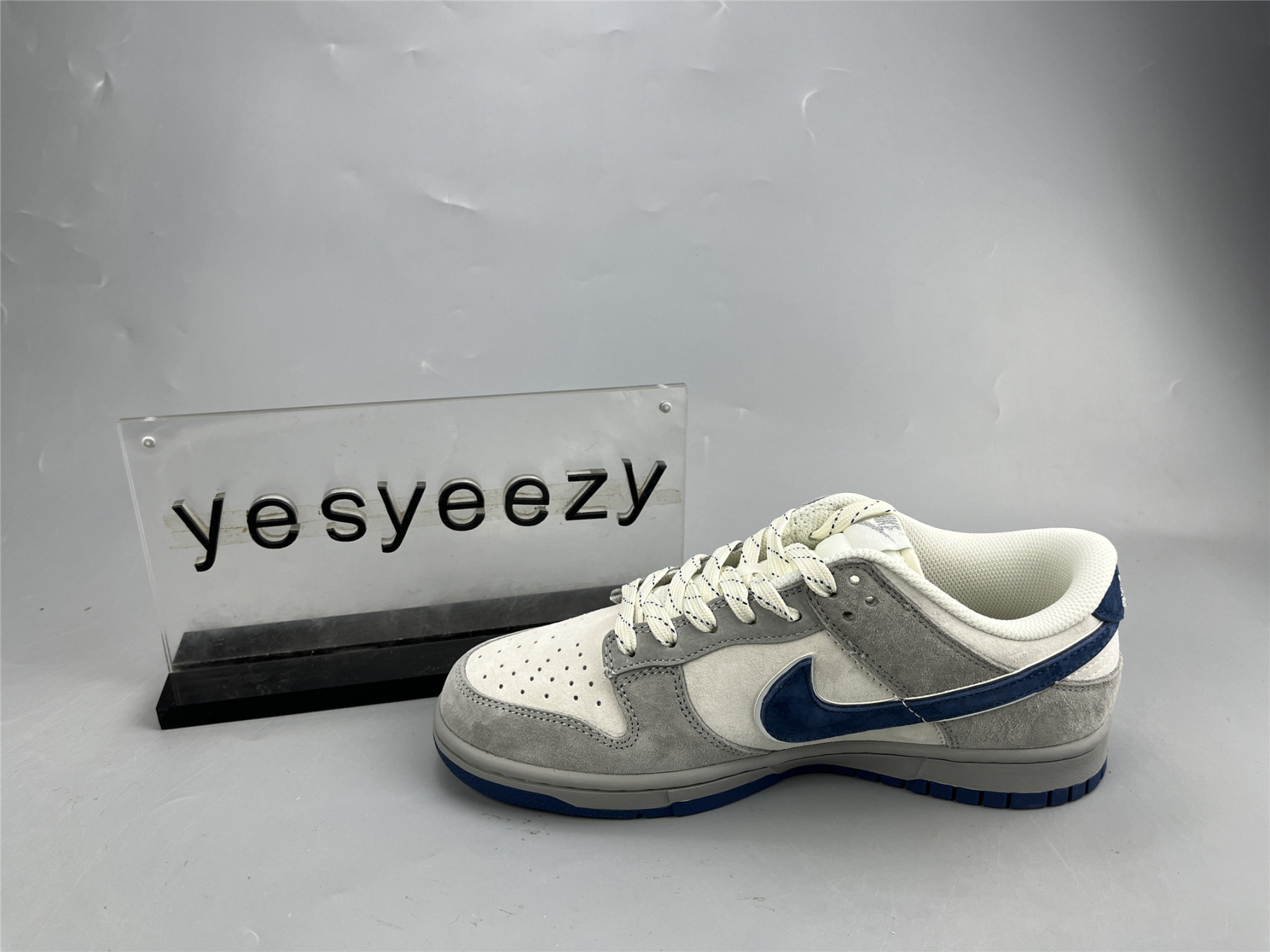 UA NIKE DUNK LOW LIGHT GREY
