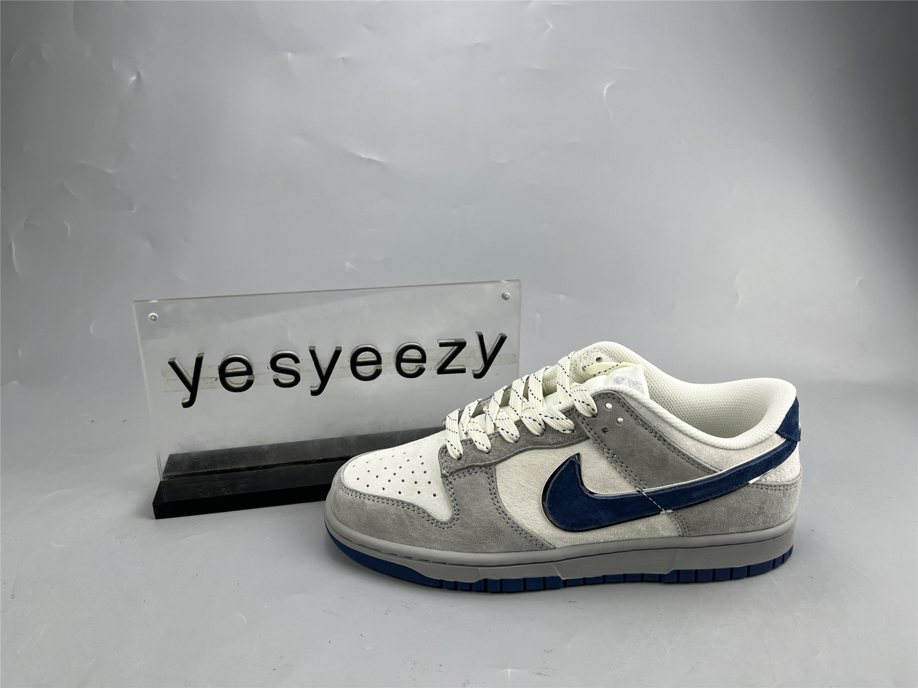 UA NIKE DUNK LOW LIGHT GREY