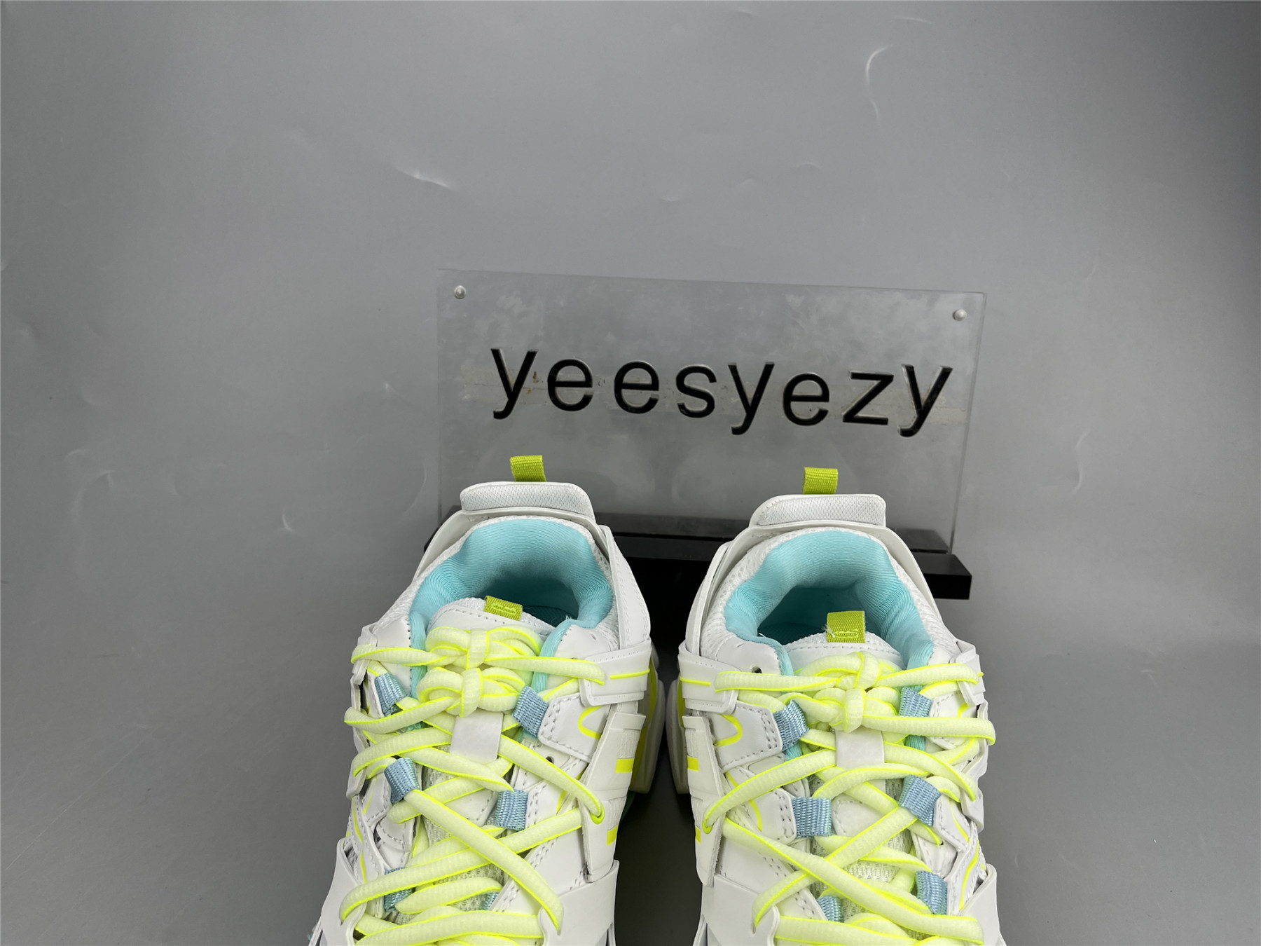 UA TRACK SNEAKER WHT FLUO Y TURQ