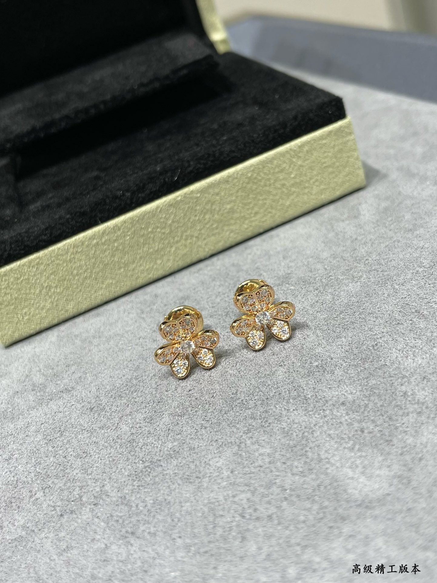 V*n Cl**f & Arpels Mini D1am0nd Clover Earrings