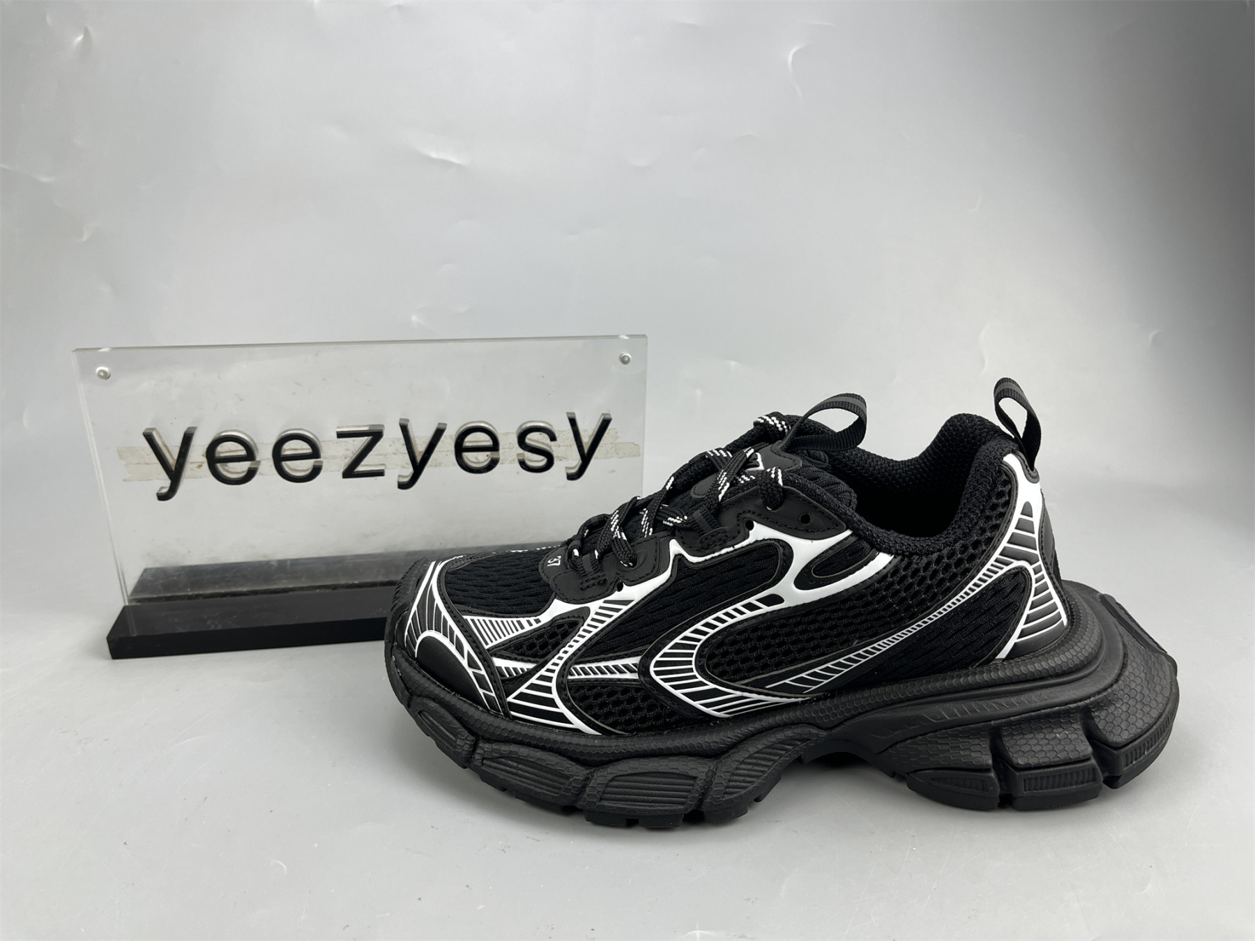 ua phanT0m sneaker black white