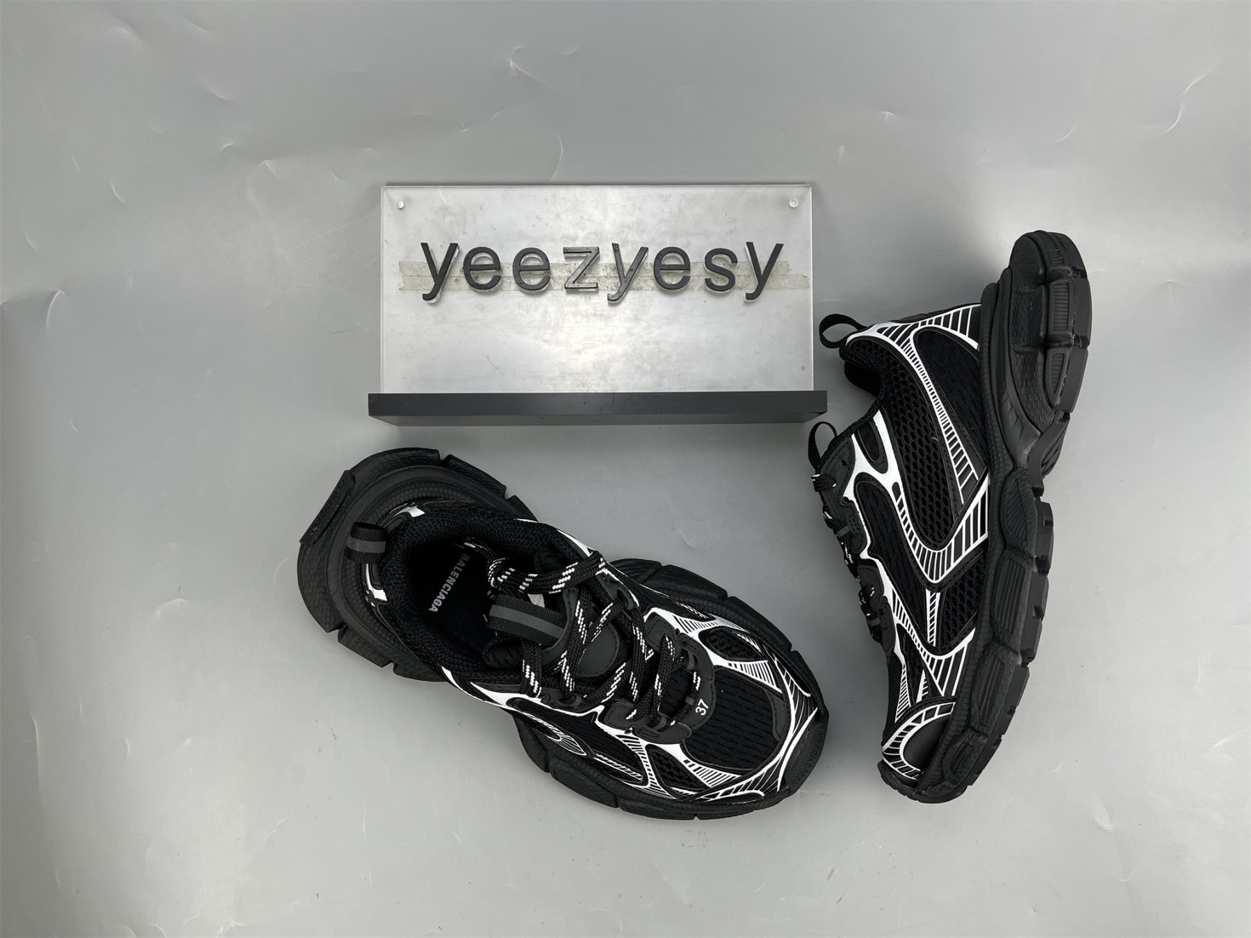 ua phanT0m sneaker black white