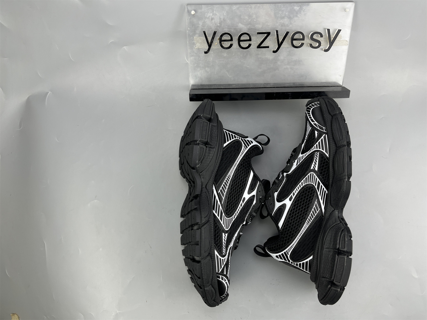 ua phanT0m sneaker black white