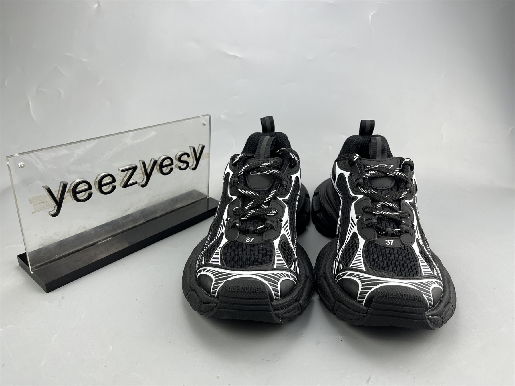 ua phanT0m sneaker black white
