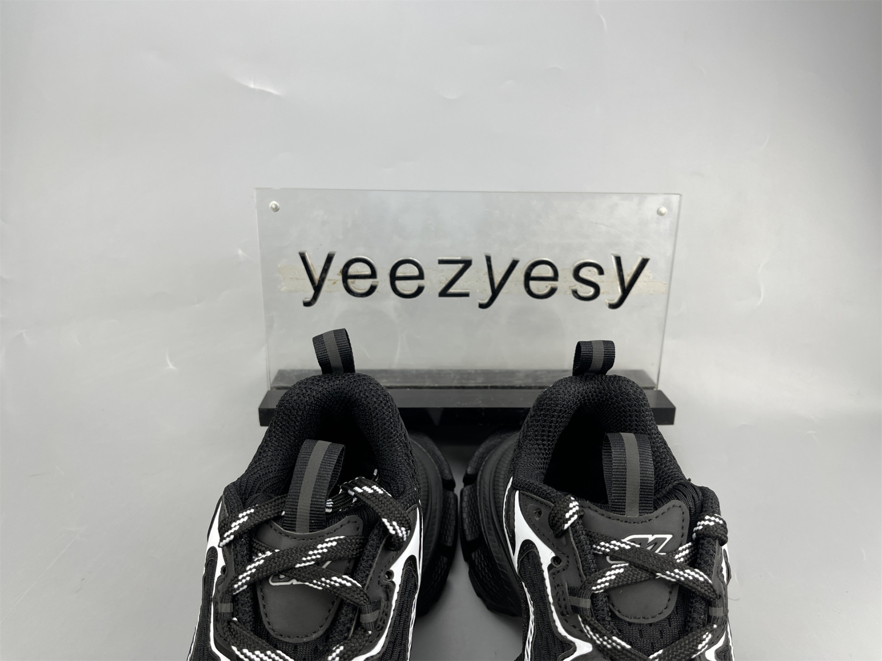 ua phanT0m sneaker black white
