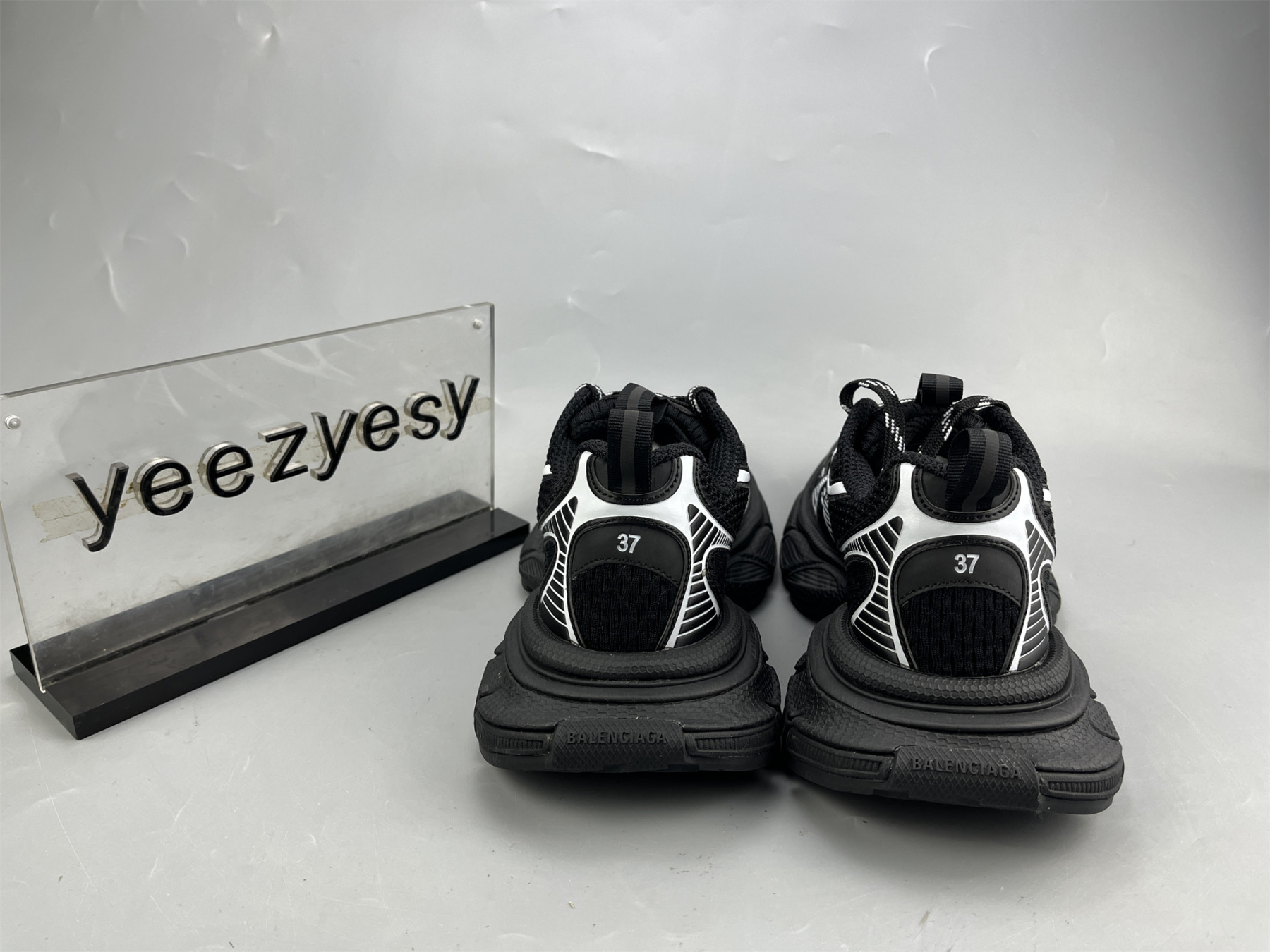 ua phanT0m sneaker black white