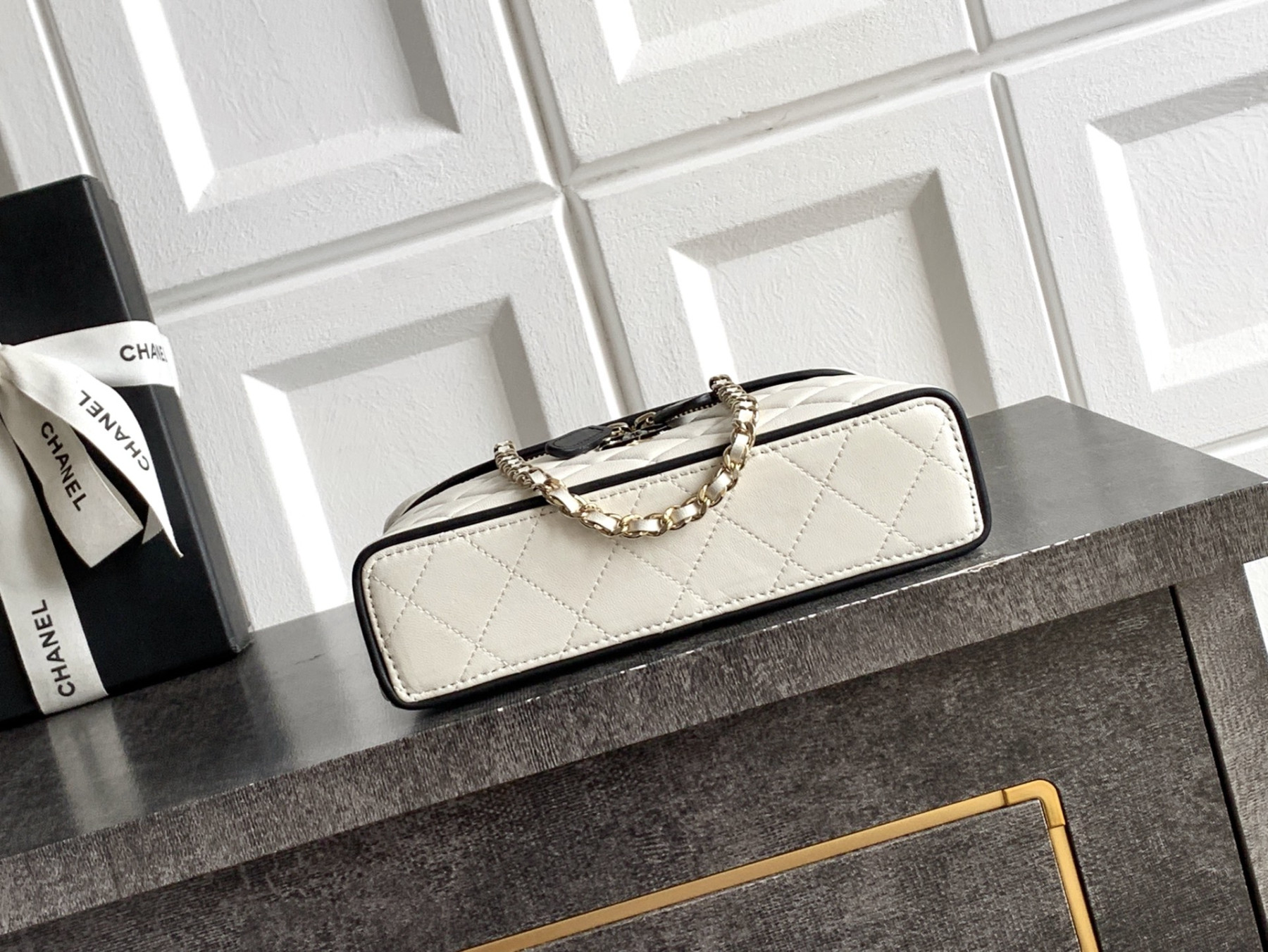 Ch**el vanity with chain ap5186 17x19.5x5cm