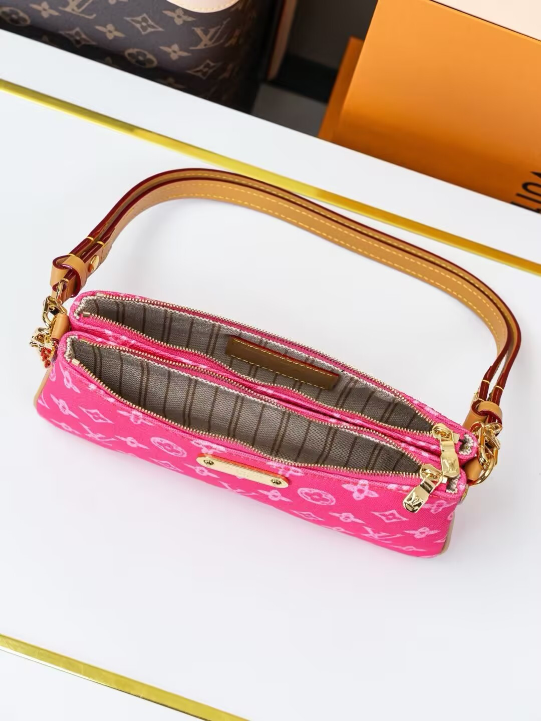 LV Pochette Liv M27719 24.5x13.5x6.5cm