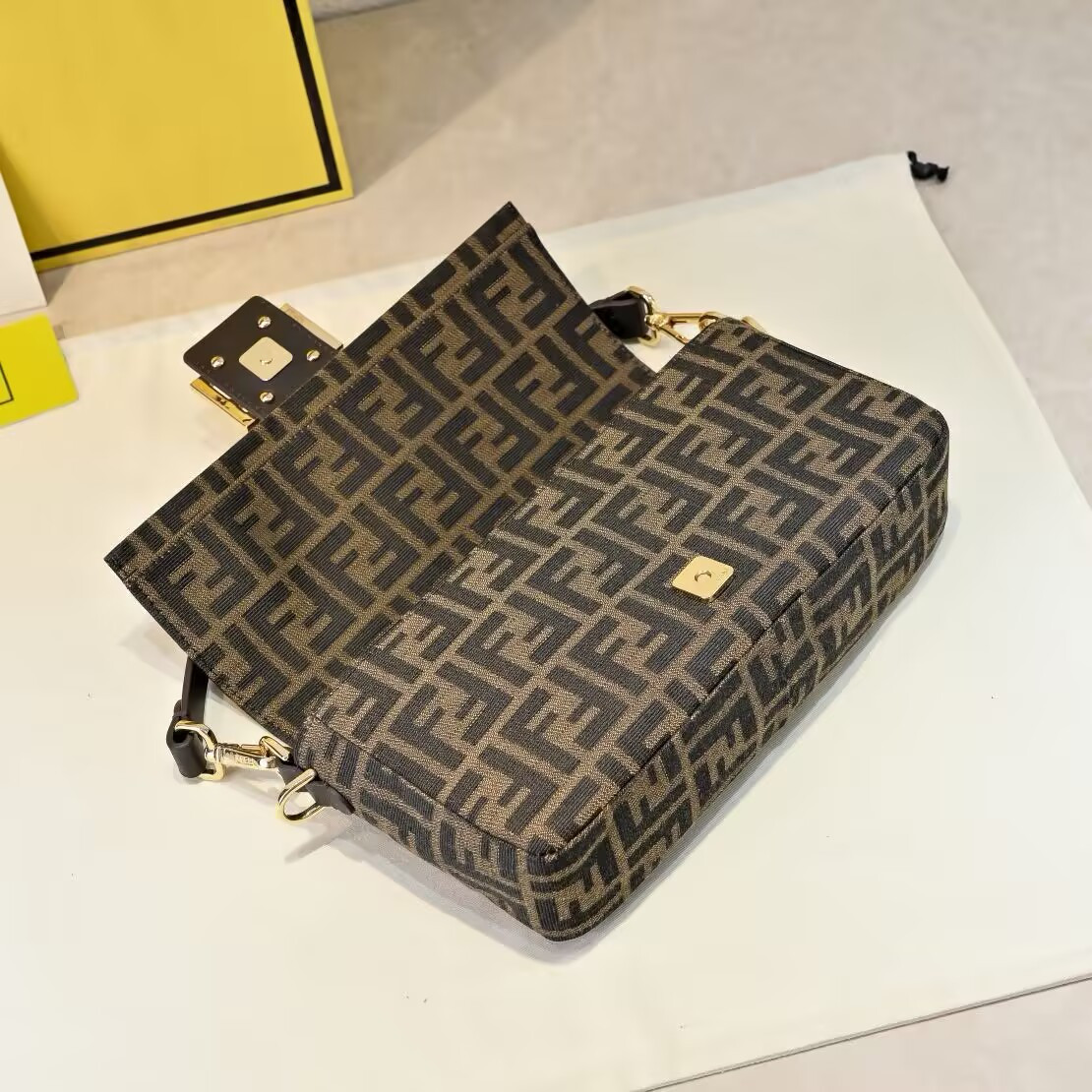 F**di baguette shoulder bag 26x13x6cm