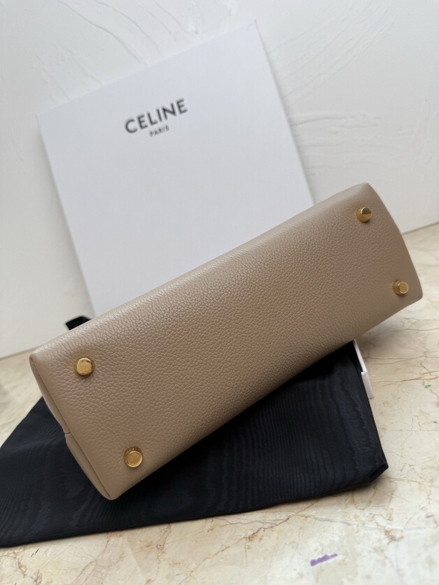 Ce1i*e Medium Nino Bag In S*pple Graind Calfskin 25x17.5x10cm