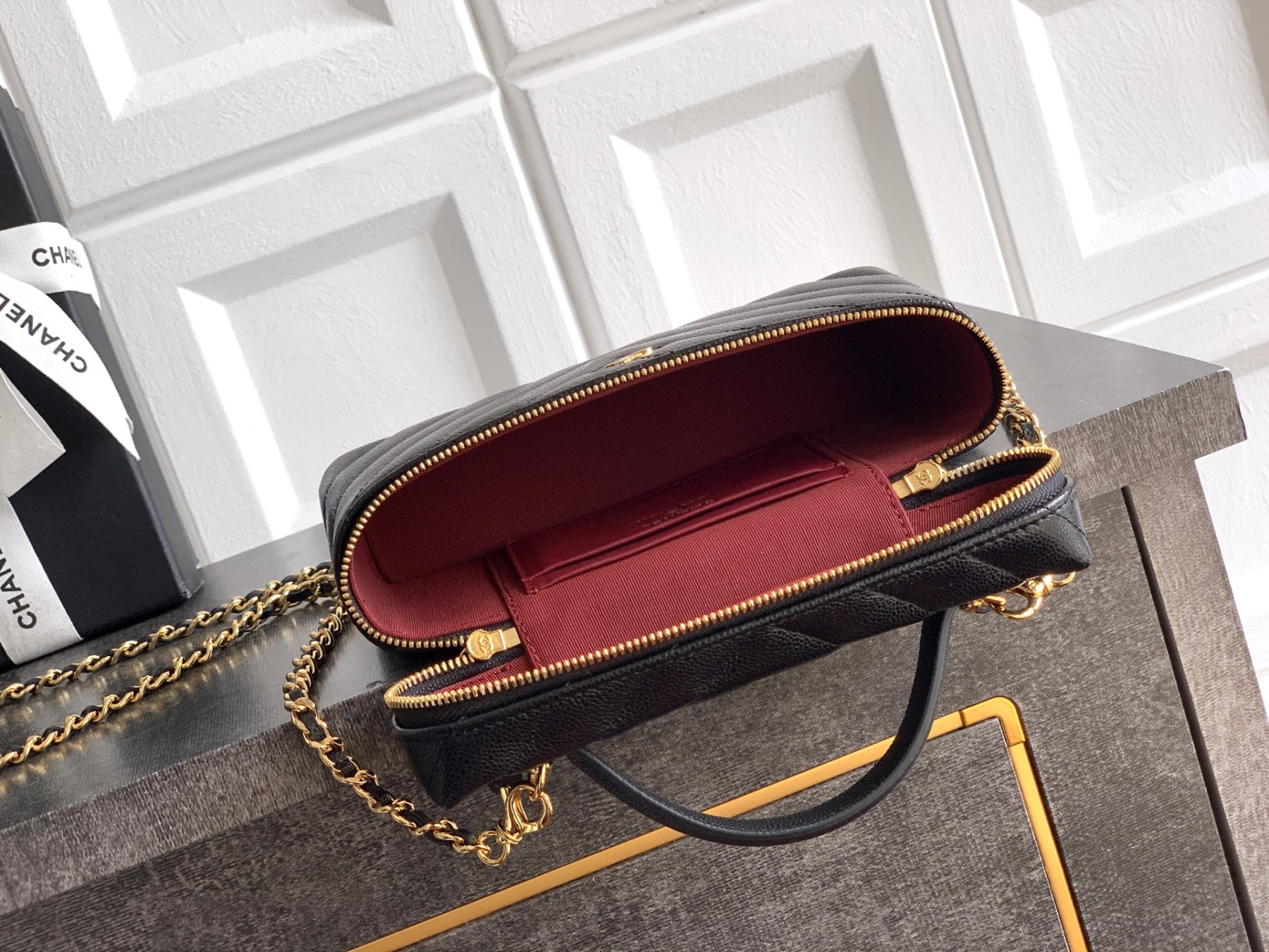 Ch**el vanity with chain ap5212 17x19.5x5cm