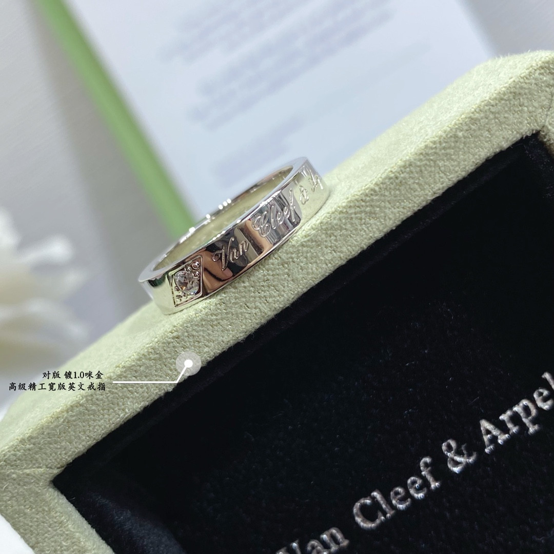 V*n Cl**f & Arpels Narrow English Ring