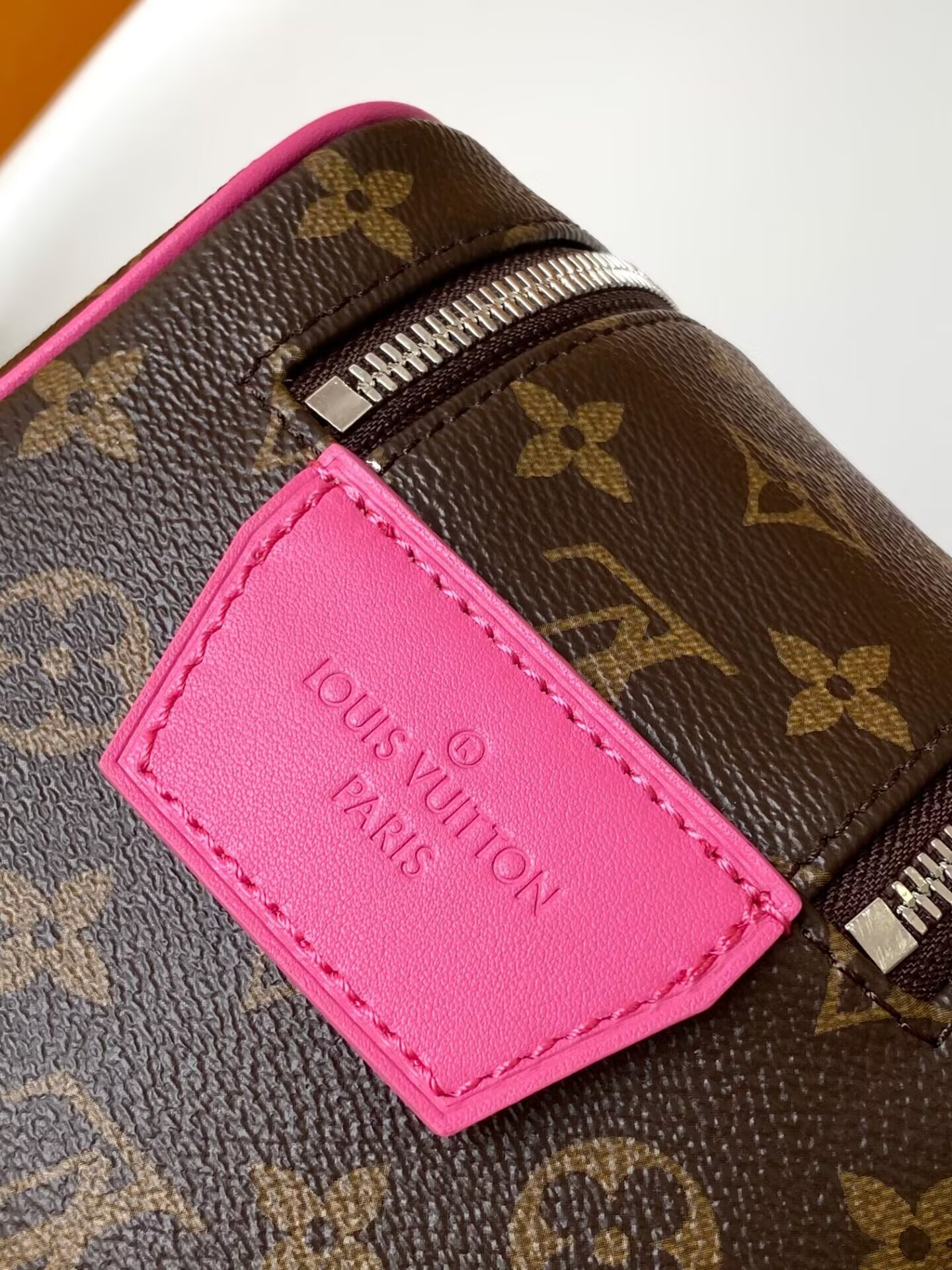LV Dopp Kit M12641 28x15x16.5cm